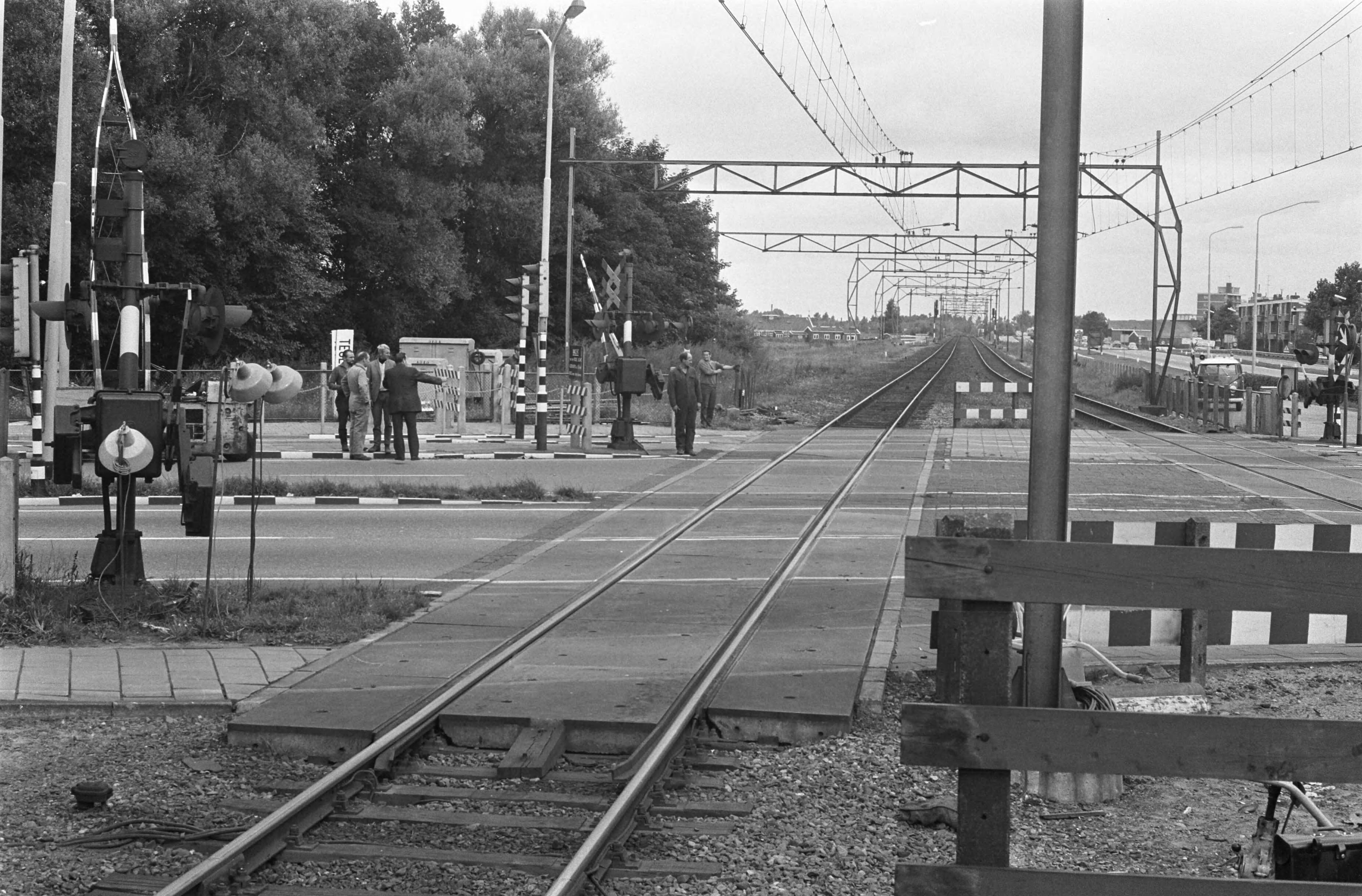 Fotocollectie Anefo — Storingen in verkeerslichtensysteem bij de Ahobs op de spoorwegovergang te Zaandijk: de spoorwegovergang — Foto: Verhoeff, Bert / Anefo. Licentie: Set B: Rechtenvrij / Publiek Domein. Bron: Nationaal Archief. http://hdl.handle.net/10648/ab78110e-d0b4-102d-bcf8-003048976d84
