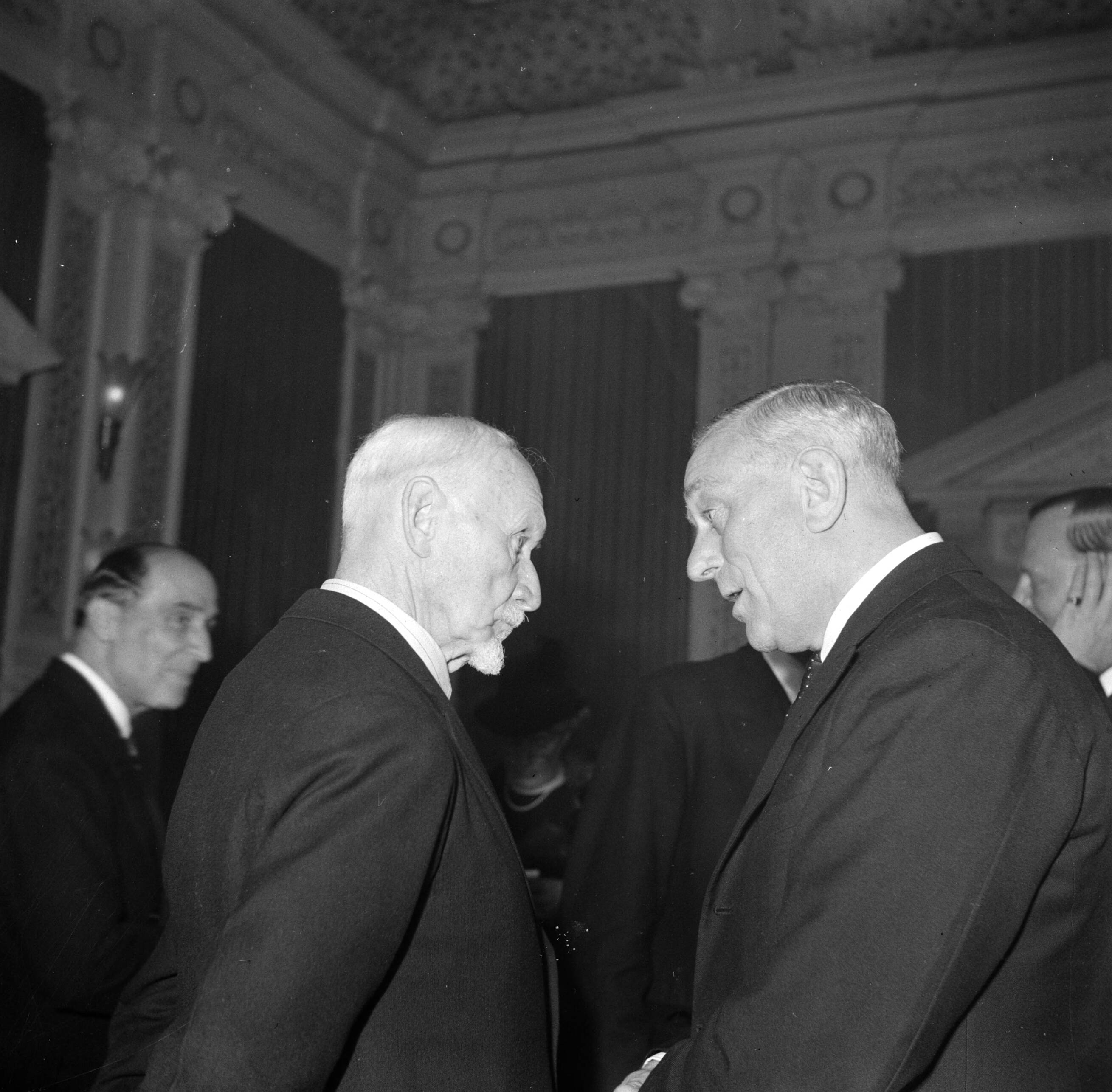 Fotocollectie Van de Poll — Conferentie op Kasteel Oud Wassenaar. De Zuid-Afrikaanse premier Jan Smuts in gesprek met waarschijnlijk Hendrik Verwoerd van de Zuid-Afrikaanse Nasionale Party — Foto: Poll, Willem van de. Licentie: Set B: Rechtenvrij / Publiek Domein. Bron: Nationaal Archief. http://hdl.handle.net/10648/aec9b2a4-d0b4-102d-bcf8-003048976d84