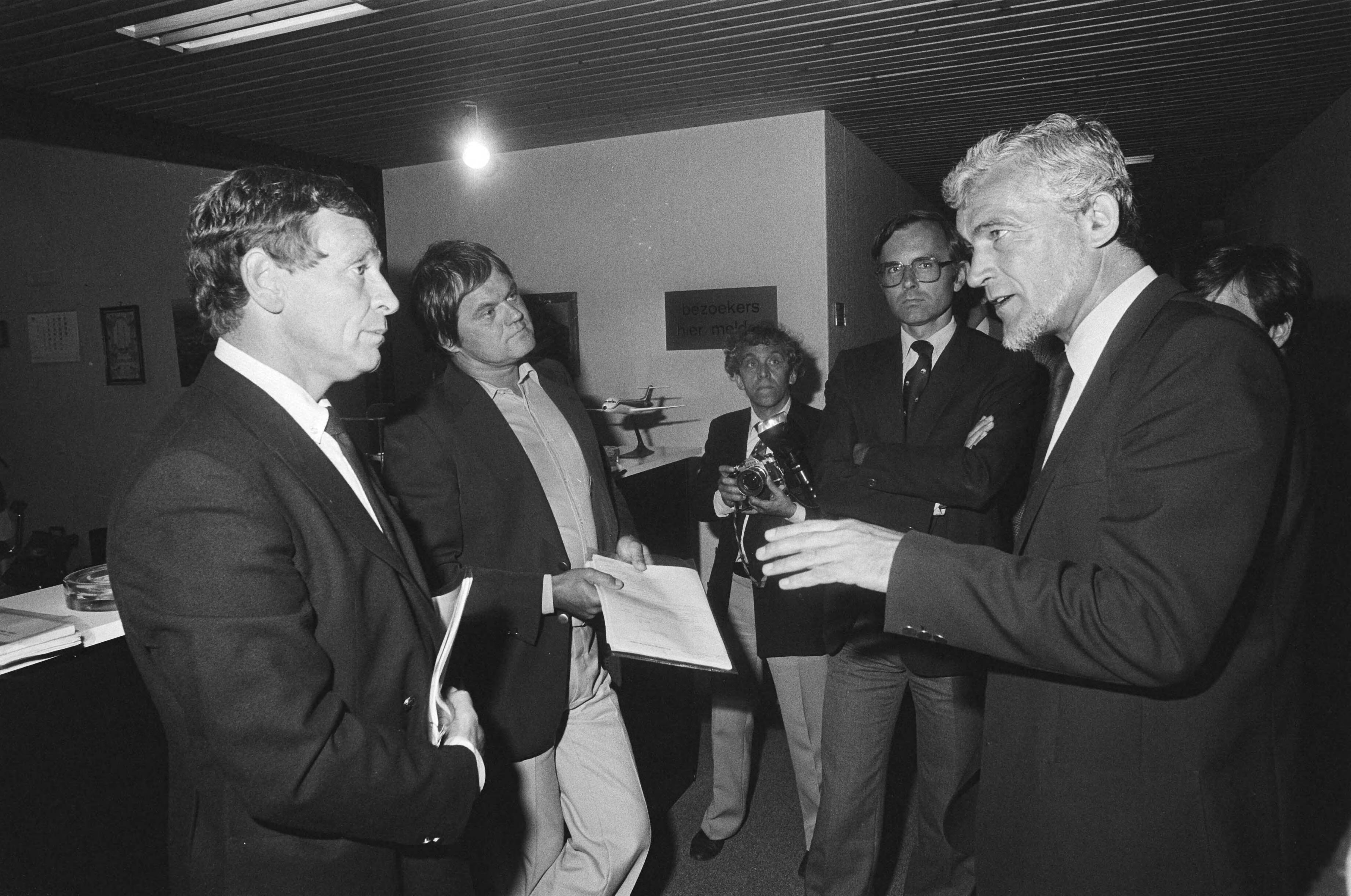 Fotocollectie Anefo — Commissie taxi-beveiliging geinstalleerd, Den Haag ; commissievoorzitter Van der Doef (r) met Van Dungen (Amsterdamse taxichauffeur) — Foto: Dijk, Hans van / Anefo. Licentie: Set B: Rechtenvrij / Publiek Domein. Bron: Nationaal Archief. http://hdl.handle.net/10648/ad1ddc6e-d0b4-102d-bcf8-003048976d84