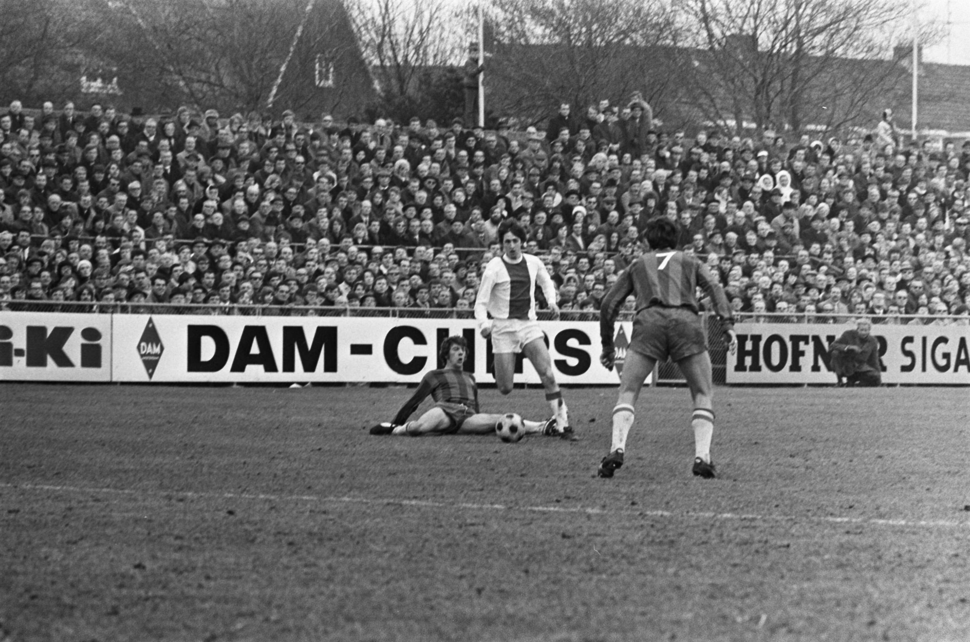 Fotocollectie Anefo — Haarlem tegen Ajax 0-1. — Foto: Verhoeff, Bert / Anefo. Licentie: Set B: Rechtenvrij / Publiek Domein. Bron: Nationaal Archief. http://hdl.handle.net/10648/ab8ff85a-d0b4-102d-bcf8-003048976d84