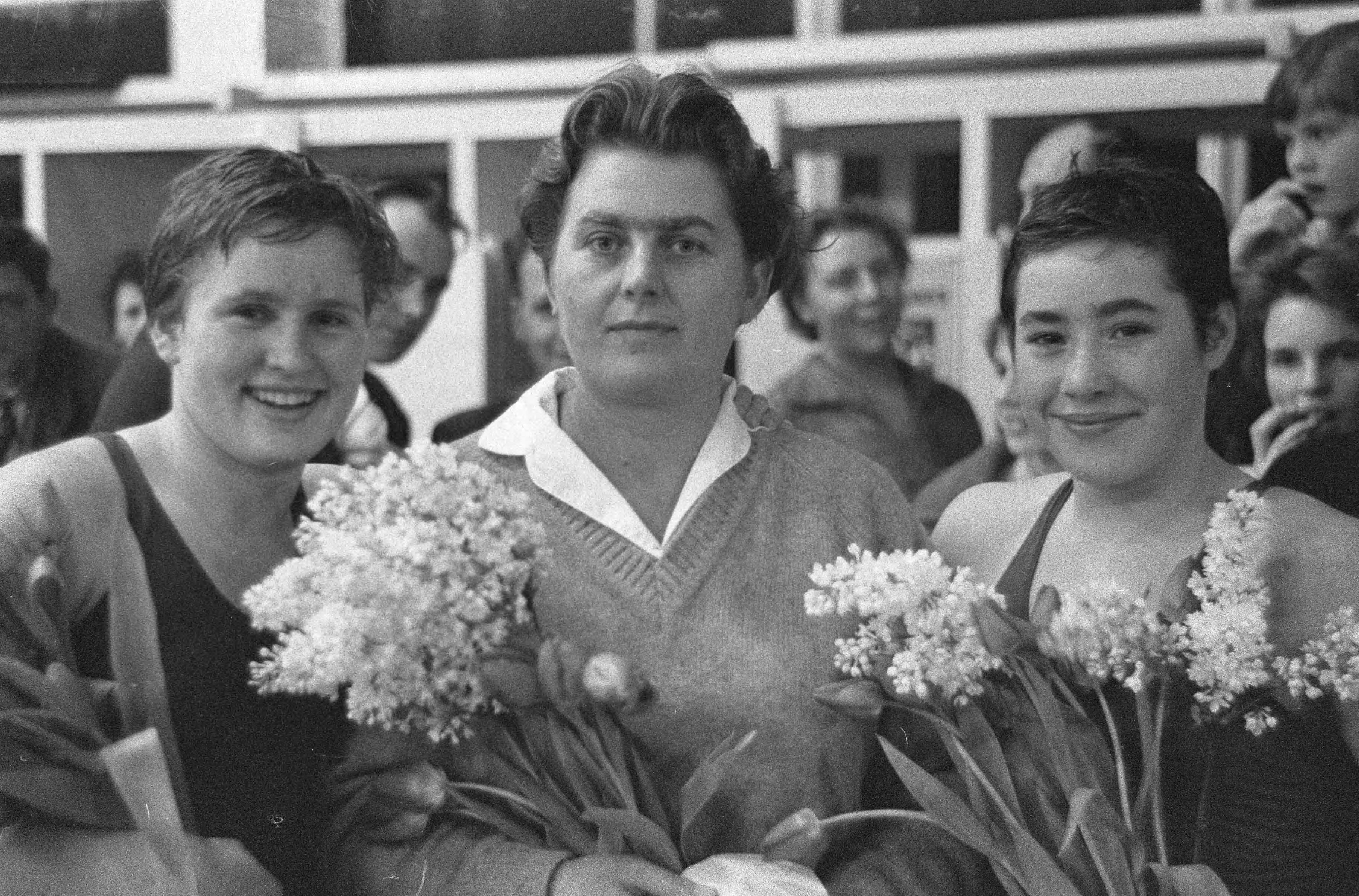 Fotocollectie Anefo — Nieuwe Nederlands zwemrecord, v.l.n.r. Marianne Heemskerk, Wil van Breukelen (trainster) en Adrie Lasterie — Foto: Pot, Harry / Anefo. Licentie: Set B: Rechtenvrij / Publiek Domein. Bron: Nationaal Archief. http://hdl.handle.net/10648/a9c860e8-d0b4-102d-bcf8-003048976d84
