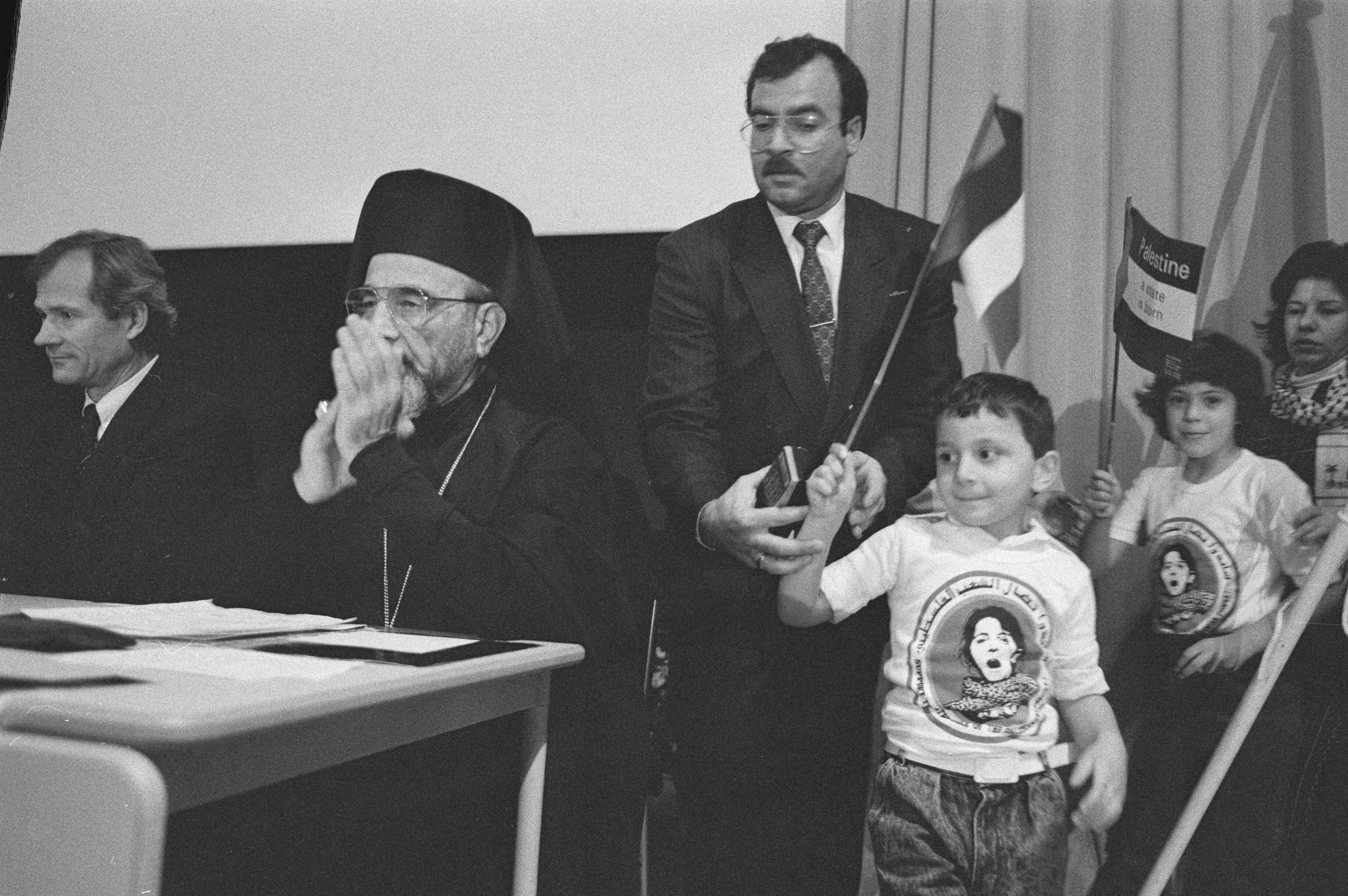 Fotocollectie Anefo — Palestijnen in Den Haag vieren de dag voor solidariteit met het Palestijnse volk; kardinaal Capucci tijdens de bijeenkomst — Foto: Croes, Rob C. / Anefo. Licentie: Set B: Rechtenvrij / Publiek Domein. Bron: Nationaal Archief. http://hdl.handle.net/10648/ad6ee474-d0b4-102d-bcf8-003048976d84