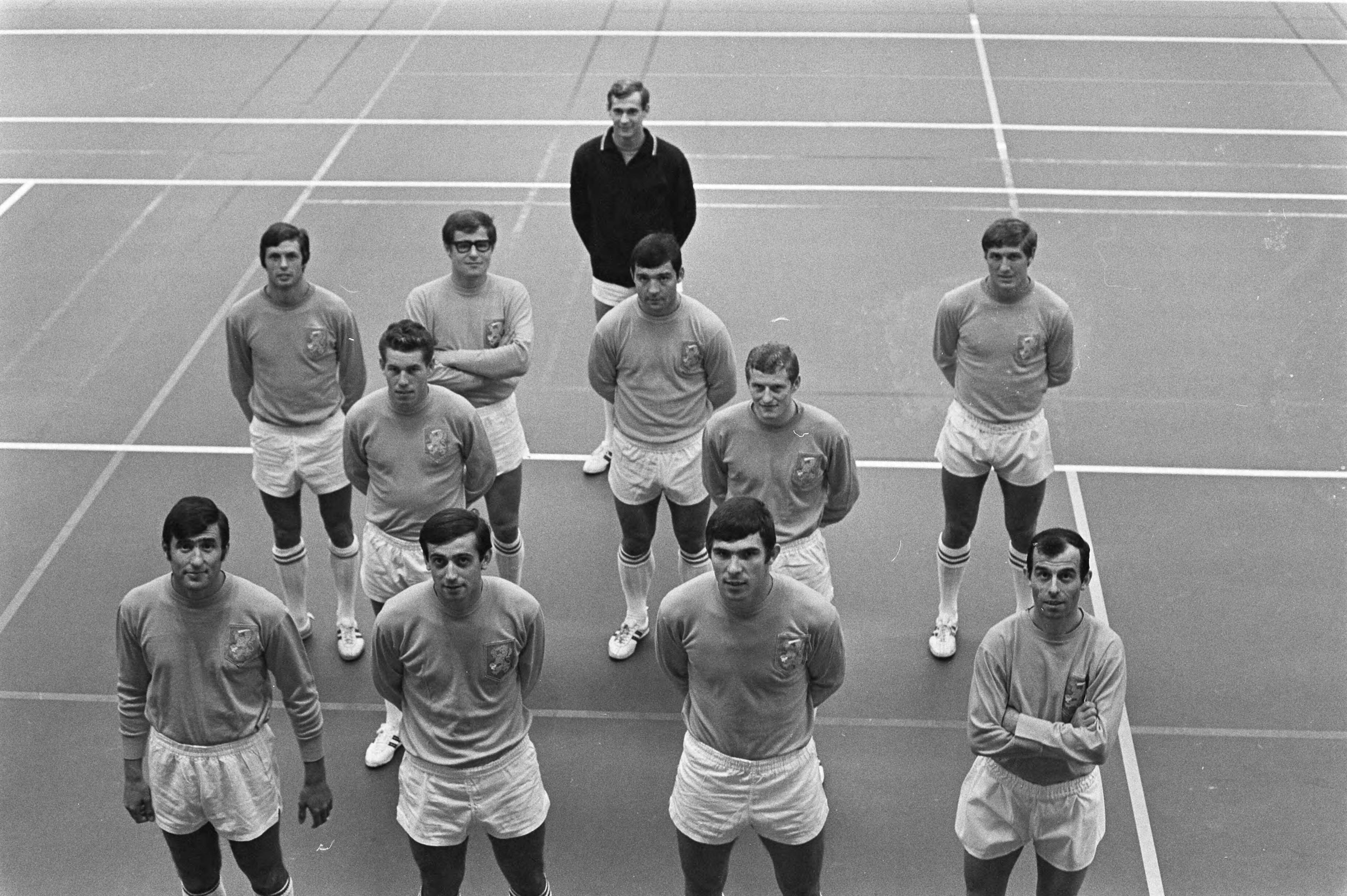 Het Nederlands elftal is voor de wedstrijd tegen Luxemburg bijeen in Zeist — Het elftal laat zijn veldposities zien — Foto: Fotograaf Onbekend / Anefo. Licentie: Set B: Rechtenvrij / Publiek Domein. Bron: Nationaal Archief. http://hdl.handle.net/10648/ab4c28aa-d0b4-102d-bcf8-003048976d84