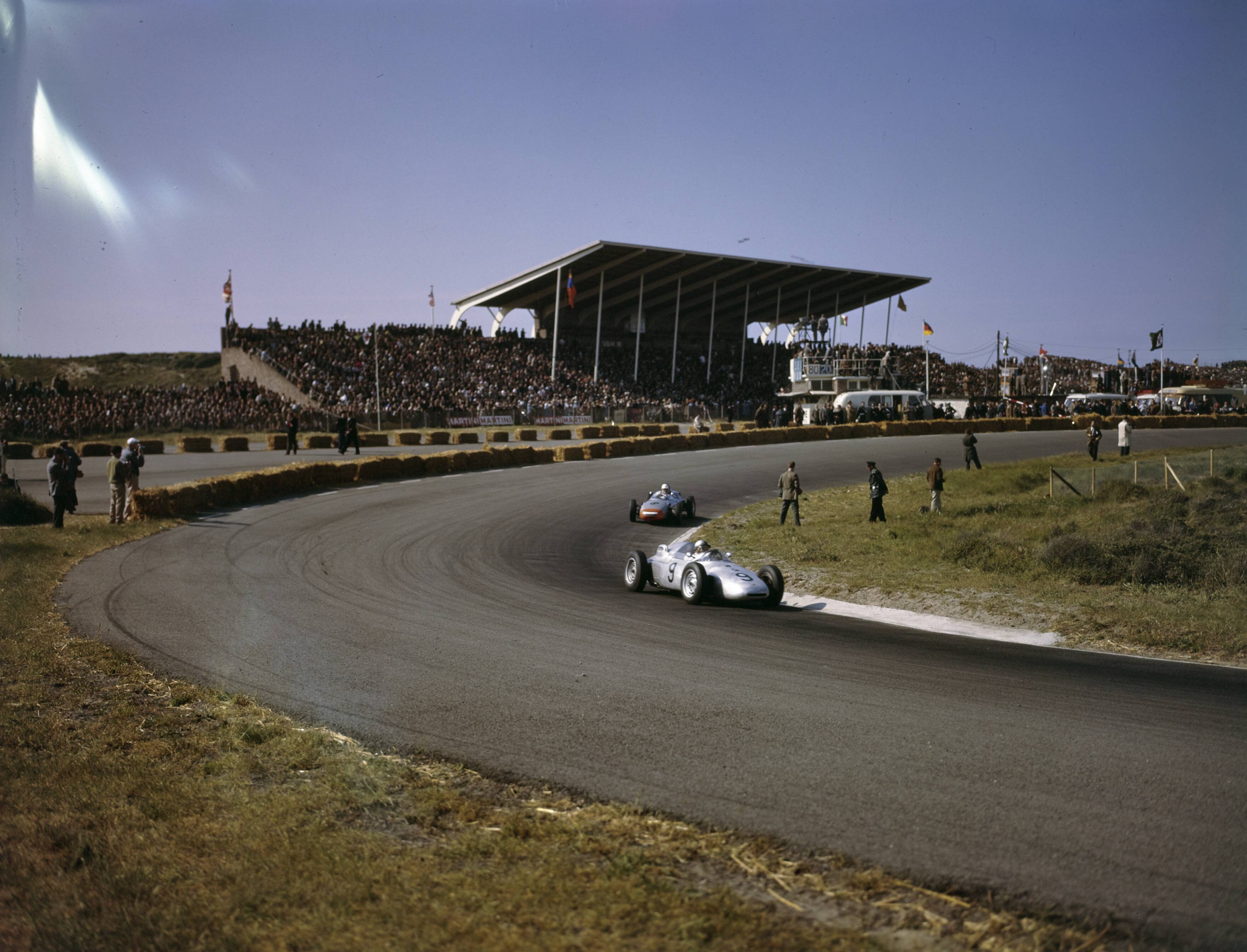 Fotocollectie Anefo — [Grand Prix Zandvoort 1961. Bocht met raceauto met nummer 9 (Hans Hermann) Daarachter nummer 8 (Carel Godin de Beaufort)] — Foto: Fotograaf Onbekend / Anefo. Licentie: Set B: Rechtenvrij / Publiek Domein. Bron: Nationaal Archief. http://hdl.handle.net/10648/ad8cd56a-d0b4-102d-bcf8-003048976d84