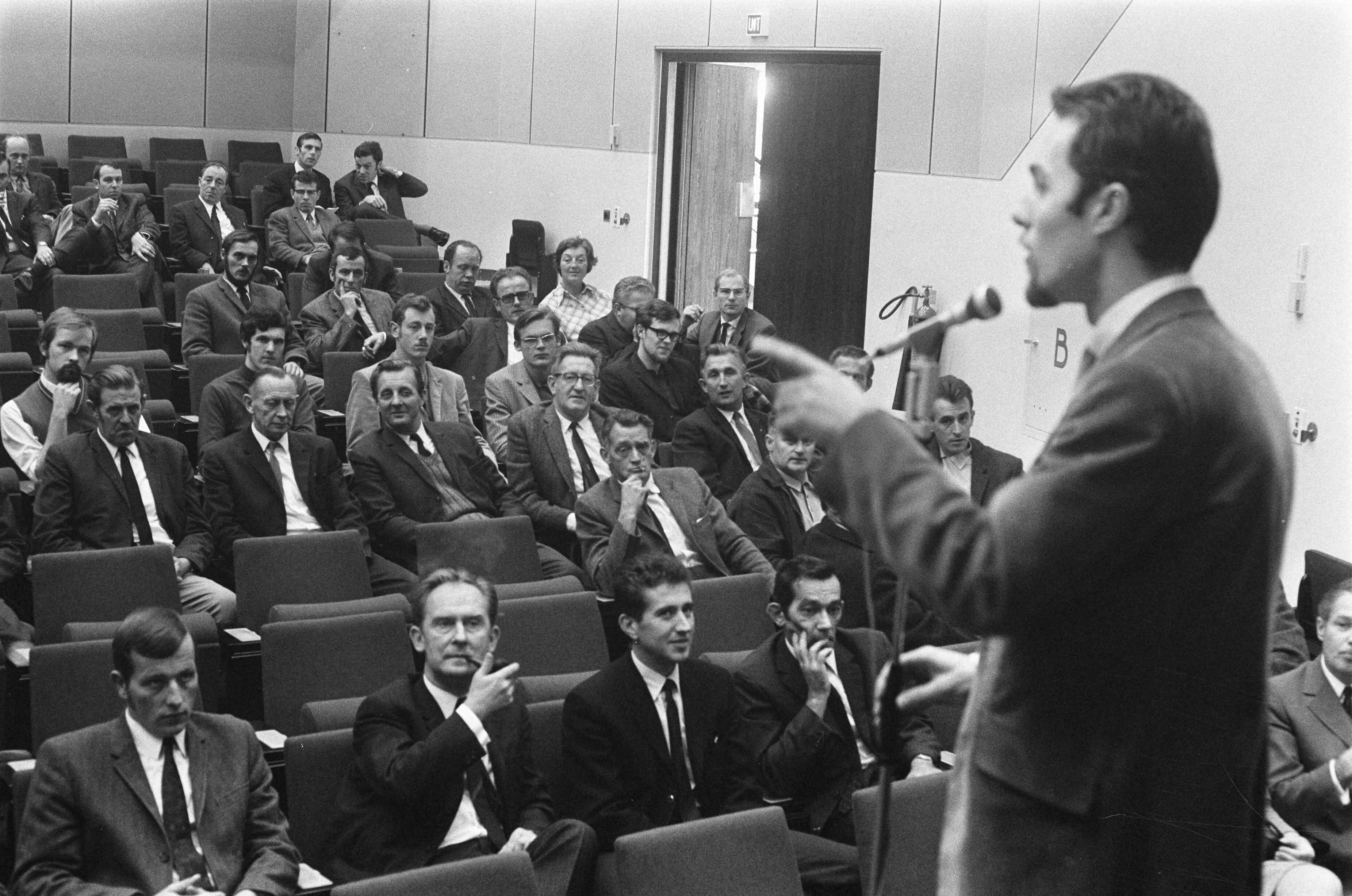 Fotocollectie Anefo — "Bezetters" van het Reactorcentrum te Petten vergaderen. Pierre Hirn (Frankrijk) rechts spreekt vergadering toe — Foto: Verhoeff, Bert / Anefo. Licentie: Set B: Rechtenvrij / Publiek Domein. Bron: Nationaal Archief. http://hdl.handle.net/10648/ab7efbc2-d0b4-102d-bcf8-003048976d84