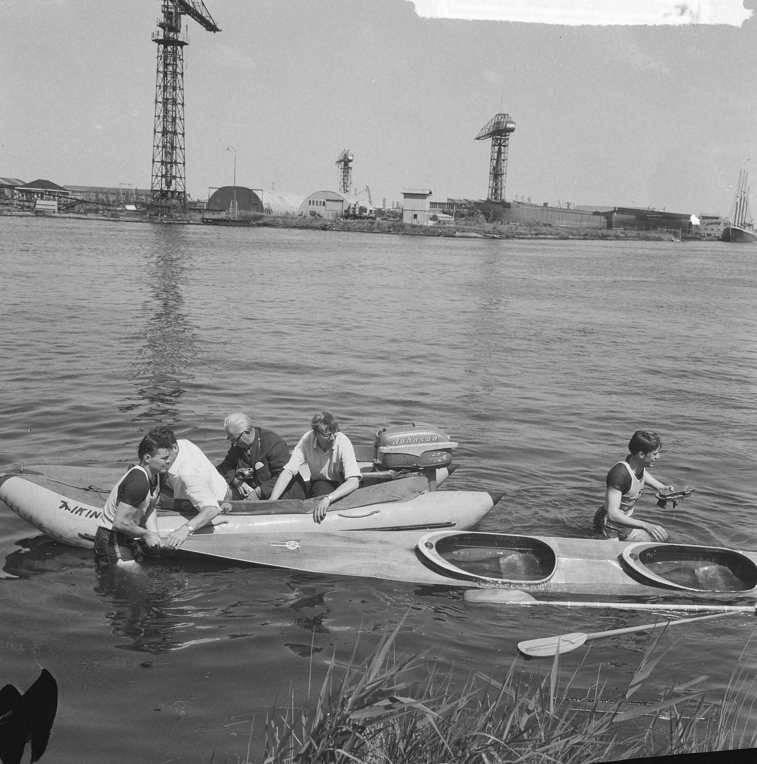 Fotocollectie Anefo — Zaanregatta 1965, kano van het Duitse duo Klopp-Adelman (MKV) door volgboot aangevaren — Foto: Nijs, Jac. de / Anefo. Licentie: Set B: Rechtenvrij / Publiek Domein. Bron: Nationaal Archief. http://hdl.handle.net/10648/aaae74fc-d0b4-102d-bcf8-003048976d84