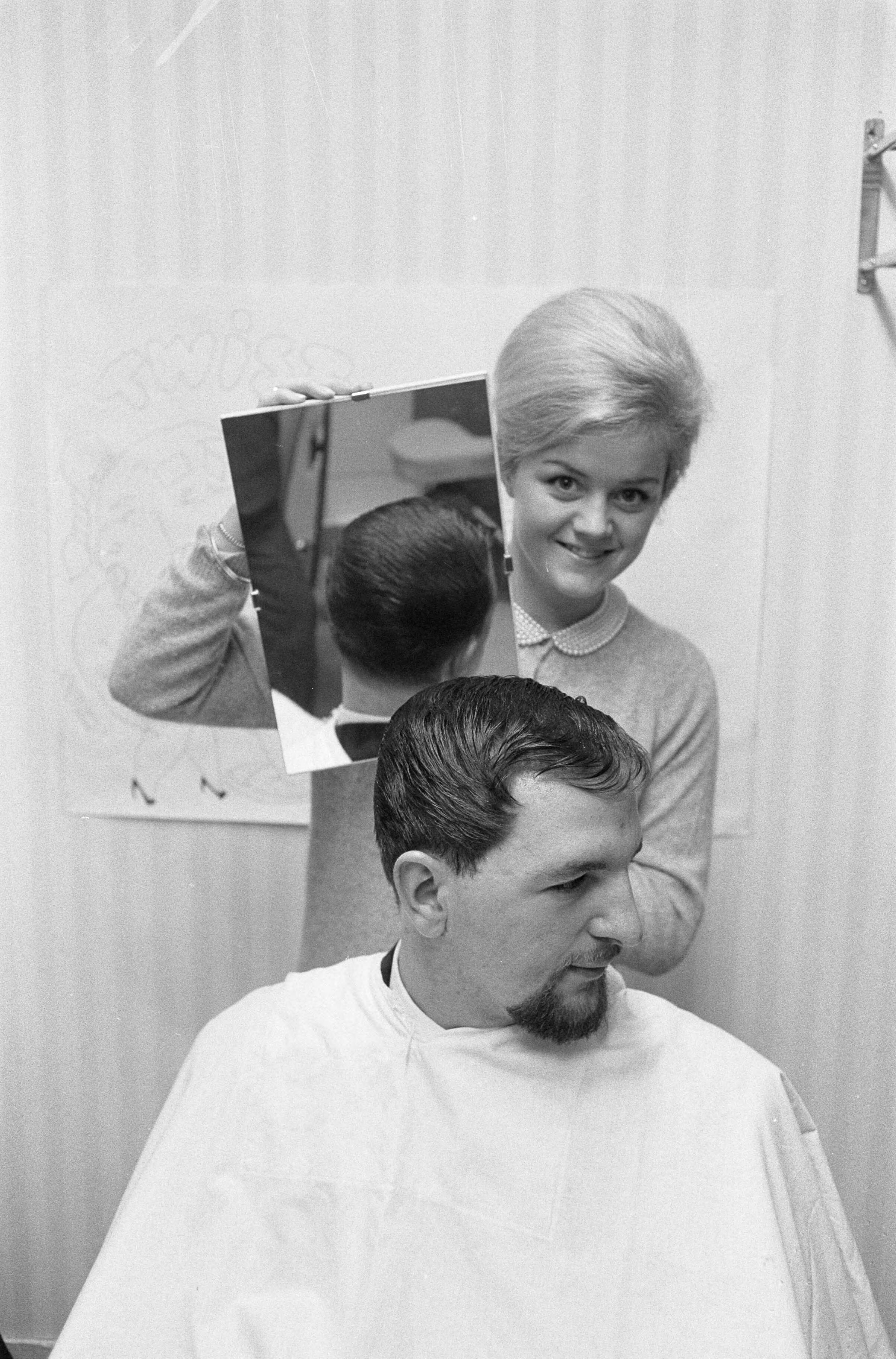 Fotocollectie Anefo — Zandvoortse kapper Wim Kok vindt haarstijl "Twist" uit, een nieuw kapsel voor jonge heren, geinspireerd op de nieuwe dans — Foto: Pot, Harry / Anefo. Licentie: Set B: Rechtenvrij / Publiek Domein. Bron: Nationaal Archief. http://hdl.handle.net/10648/a9f32170-d0b4-102d-bcf8-003048976d84