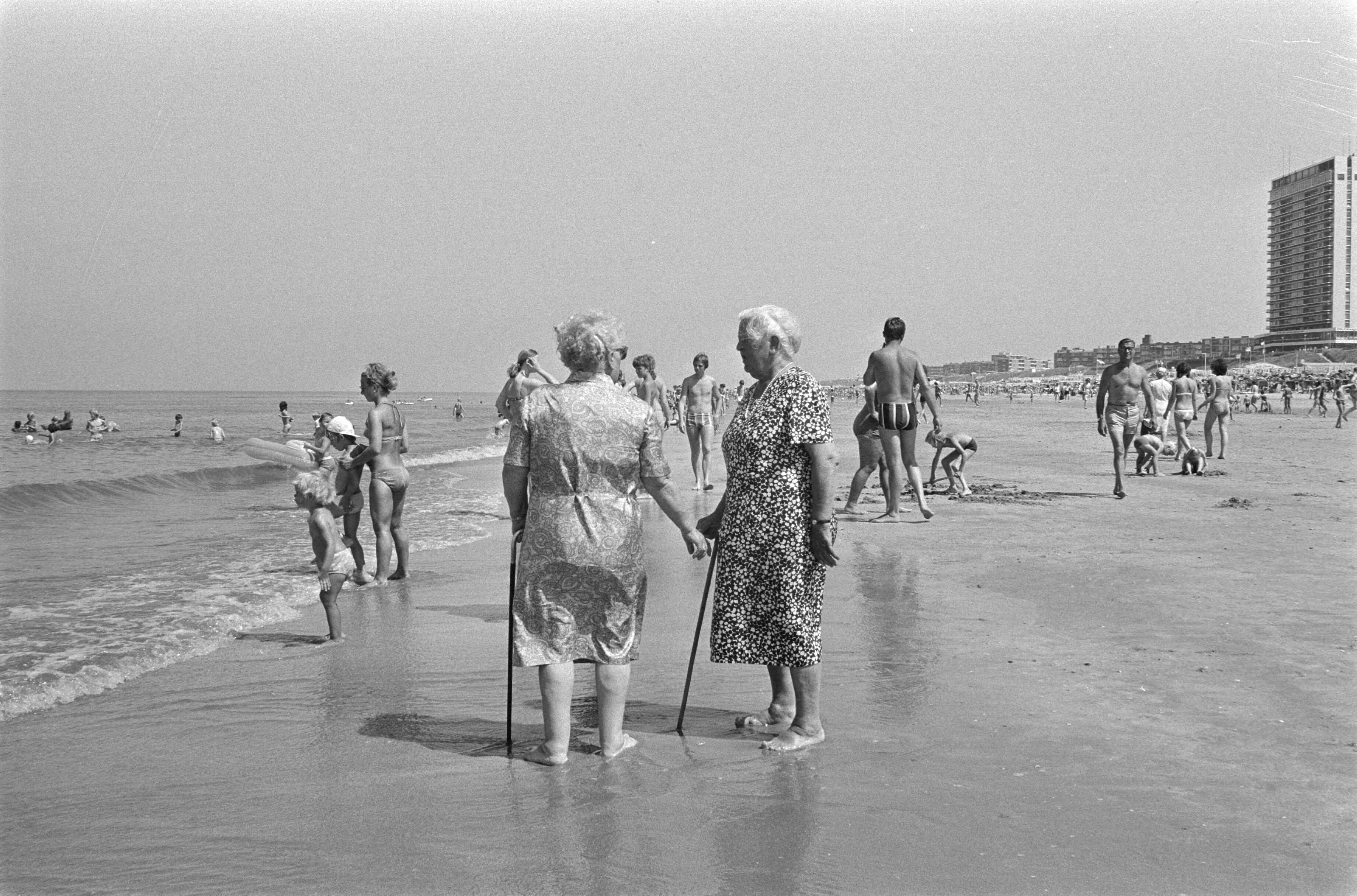 Fotocollectie Anefo — Drukte op strand, Zandvoort, twee oude dames — Foto: Peters, Hans / Anefo. Licentie: Set B: Rechtenvrij / Publiek Domein. Bron: Nationaal Archief. http://hdl.handle.net/10648/abc5d70e-d0b4-102d-bcf8-003048976d84
