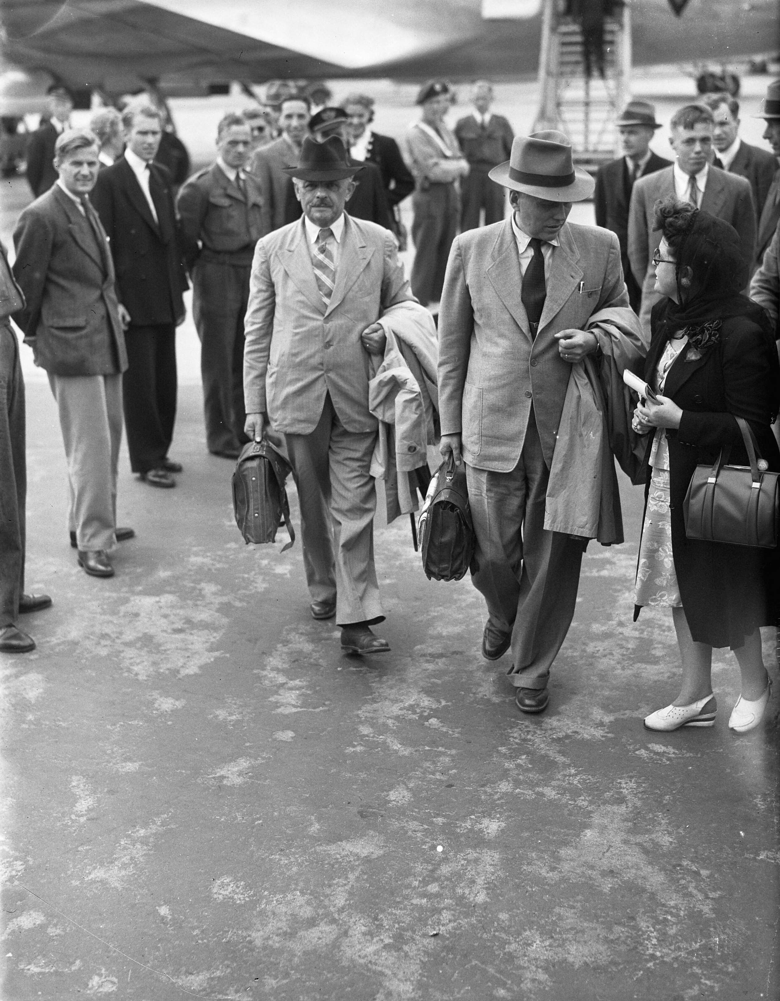 Fotocollectie Anefo — Aankomst Commissie-Generaal voor Nederlands-Indië op Schiphol [Max van Pol (links) en Willem Schermerhorn (rechts), na het verlaten van het vliegtuit] — Foto: Noske, J.D. / Anefo. Licentie: Set B: Rechtenvrij / Publiek Domein. Bron: Nationaal Archief. http://hdl.handle.net/10648/a8ab2b0a-d0b4-102d-bcf8-003048976d84