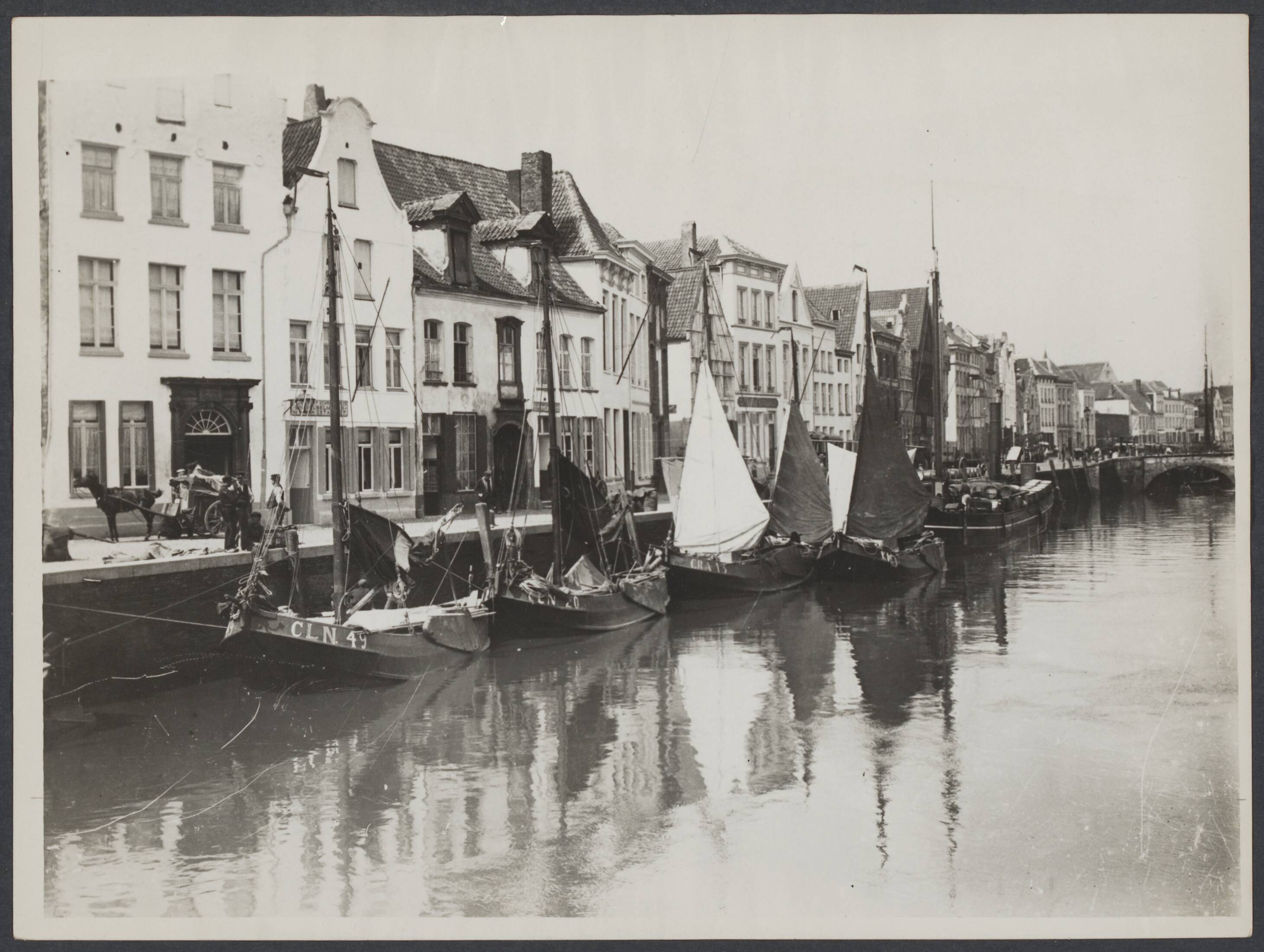 Mechelen — Mechelen. Binnenschepen op de Dijle aan de Mosseltrap aan de Haverwerf — Foto: Onbekend / Publiek Domein of Rechtenvrij. Licentie: Set B: Rechtenvrij / Publiek Domein. Bron: Nationaal Archief. http://hdl.handle.net/10648/36570f6d-1f8e-10f8-04af-9e1536d021ef