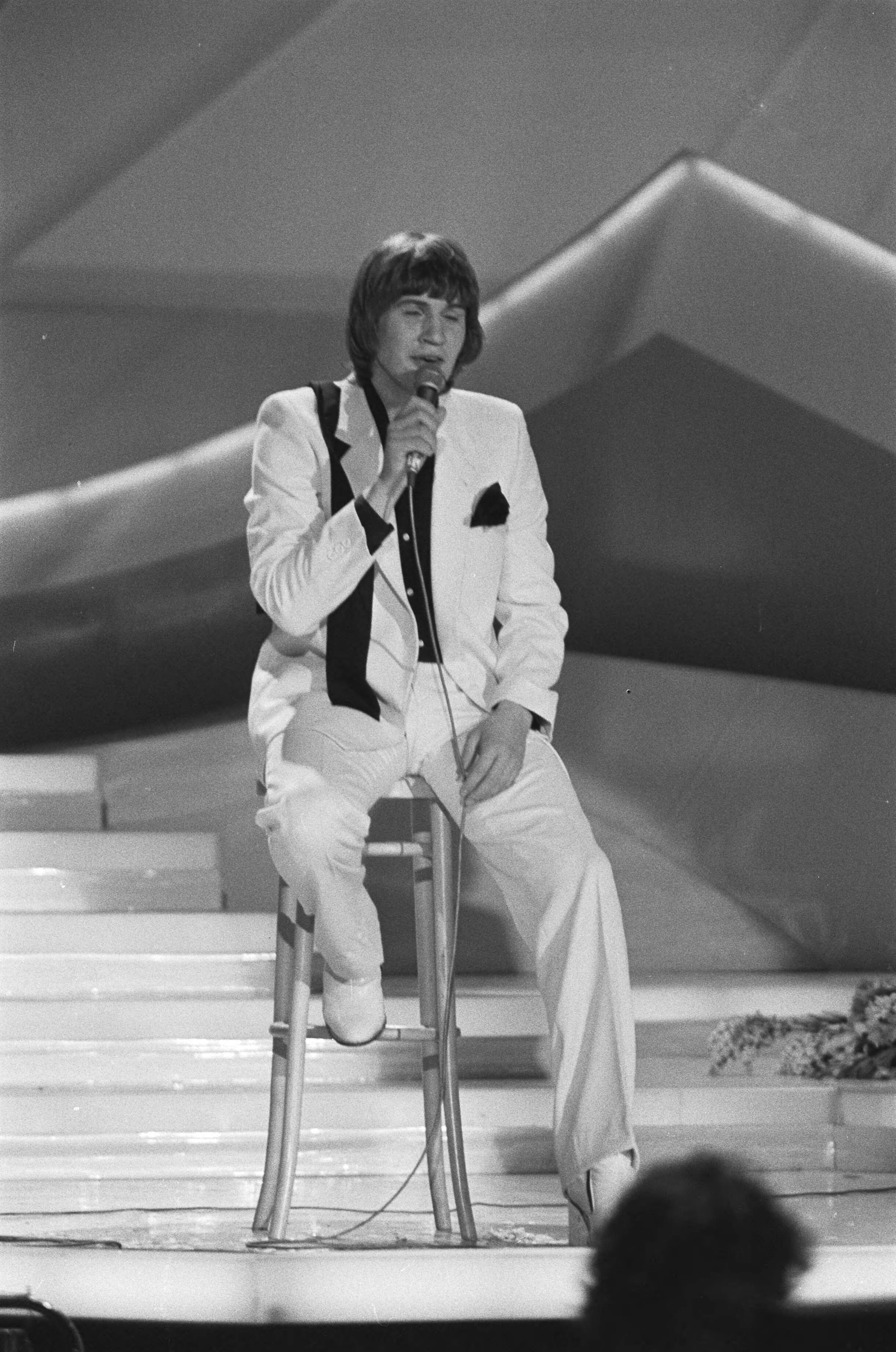 Eurovisie Songfestival 1980 — Eurovisie Songfestival 1980 (Den Haag); winnaar Johnny Logan (Ierland) in aktie — Foto: Dijk, Hans van / Anefo. Licentie: Set B: Rechtenvrij / Publiek Domein. Bron: Nationaal Archief. http://hdl.handle.net/10648/acde783a-d0b4-102d-bcf8-003048976d84