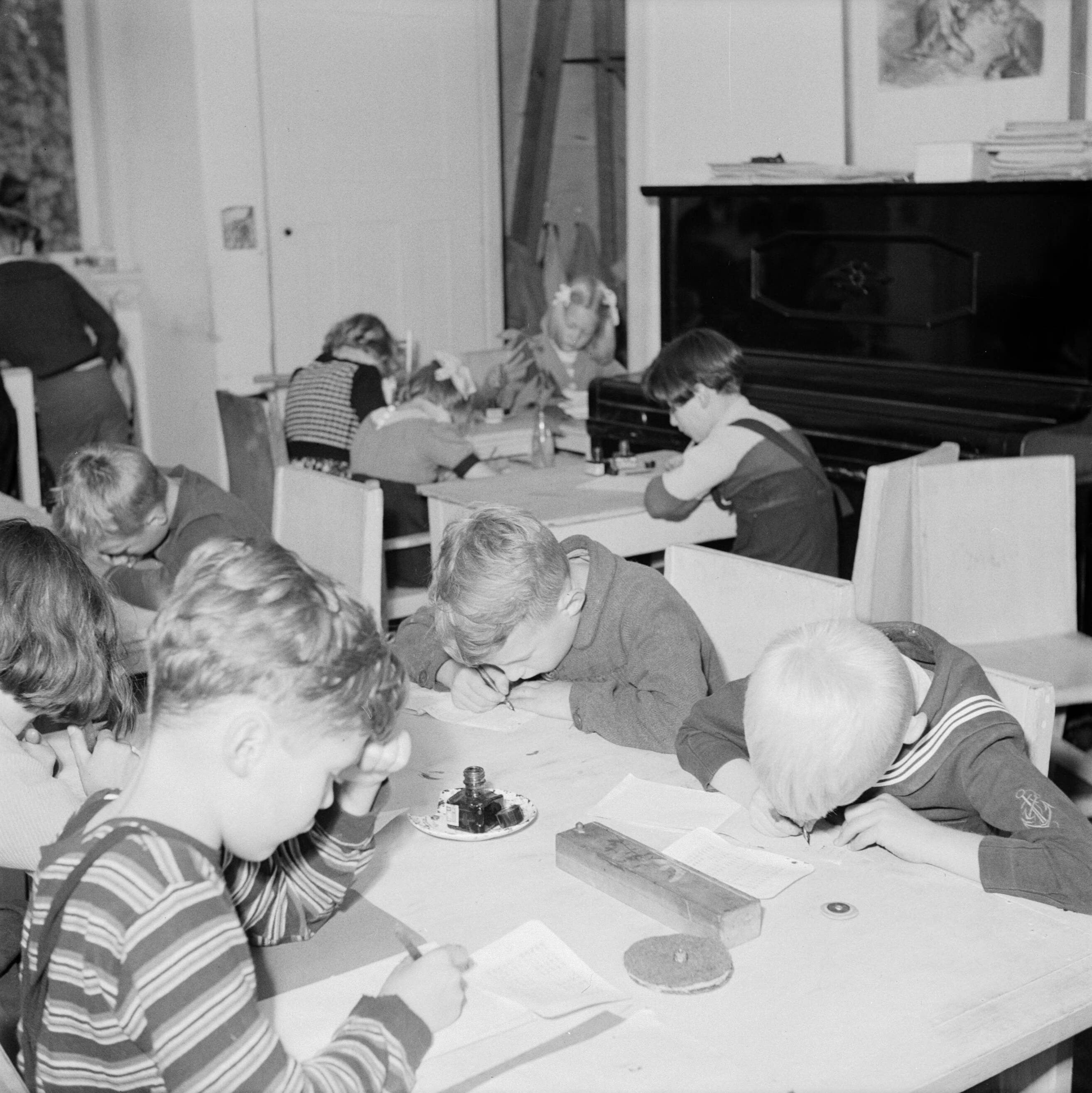 Prinses Beatrix en prinses Irene op de Werkplaats Kindergemeenschap van Kees Boeke te Bilthoven — Prinses Beatrix en andere leerlingen aan het waterverven — Foto: Poll, Willem van de. Licentie: Set B: Rechtenvrij / Publiek Domein. Bron: Nationaal Archief. http://hdl.handle.net/10648/aee829b4-d0b4-102d-bcf8-003048976d84