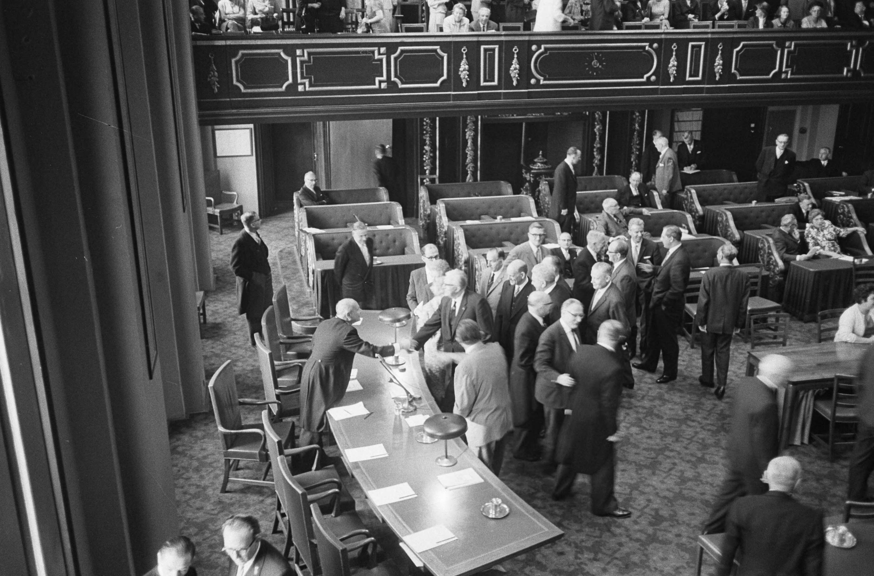 Fotocollectie Anefo — Eerste Kamer aanvaard de Mijnwet Continentaal Plat (de z.g. "natte mijnwet"). Minister Den Uyl achter regeringstafel, wordt gefeliciteerd door senatoren — Foto: Koch, Eric / Anefo. Licentie: Set B: Rechtenvrij / Publiek Domein. Bron: Nationaal Archief. http://hdl.handle.net/10648/aac191d6-d0b4-102d-bcf8-003048976d84