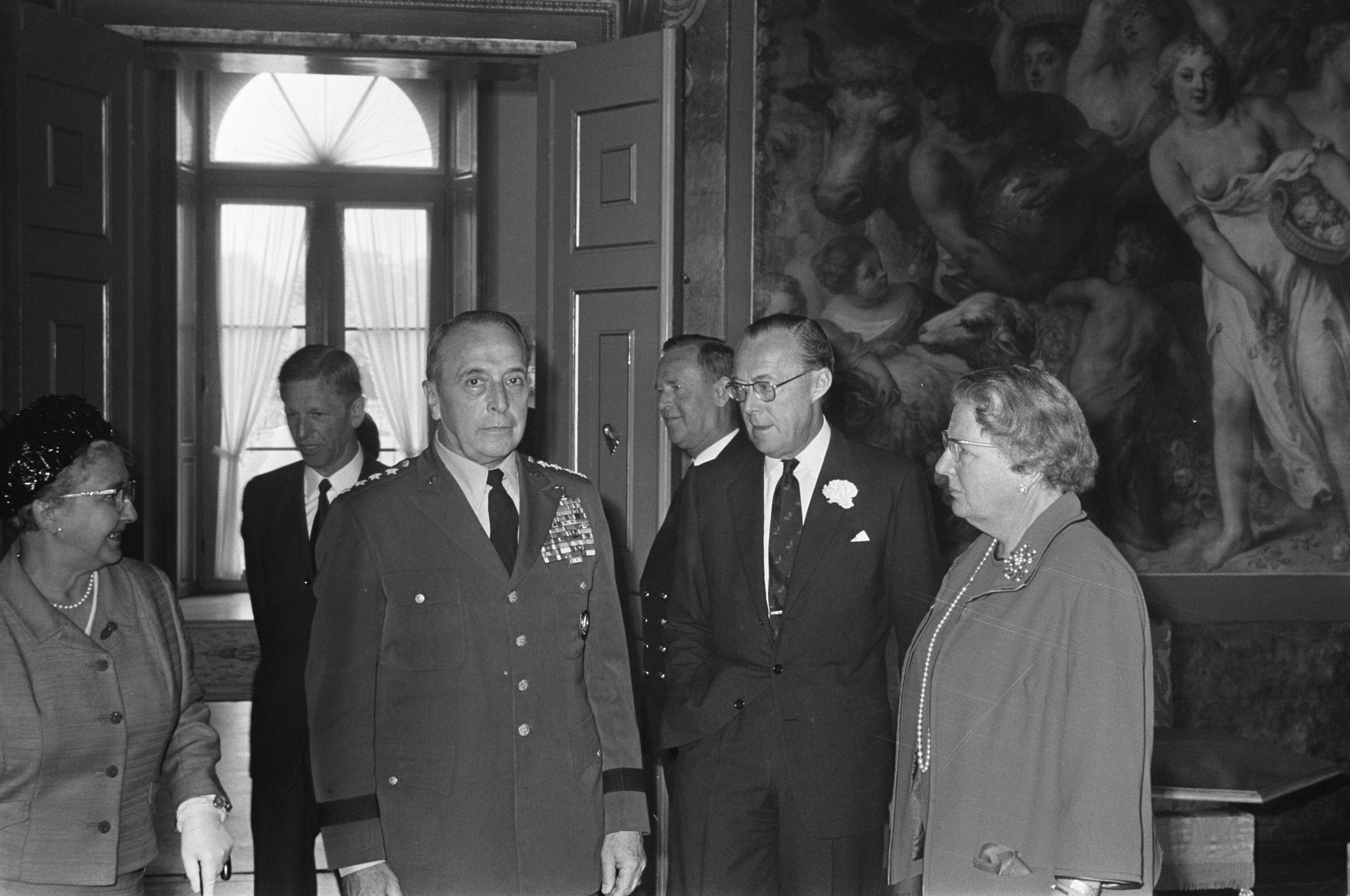 Fotocollectie Anefo — HM en ZKH Prins Bernhard ontvingen generaal Lemnitzer in verband met afscheid als opperbevelhebber van NAVO in Europa, op Paleis Huis ten Bosch , Den Haag / — Foto: Evers, Joost / Anefo. Licentie: Set B: Rechtenvrij / Publiek Domein. Bron: Nationaal Archief. http://hdl.handle.net/10648/ab6c709c-d0b4-102d-bcf8-003048976d84
