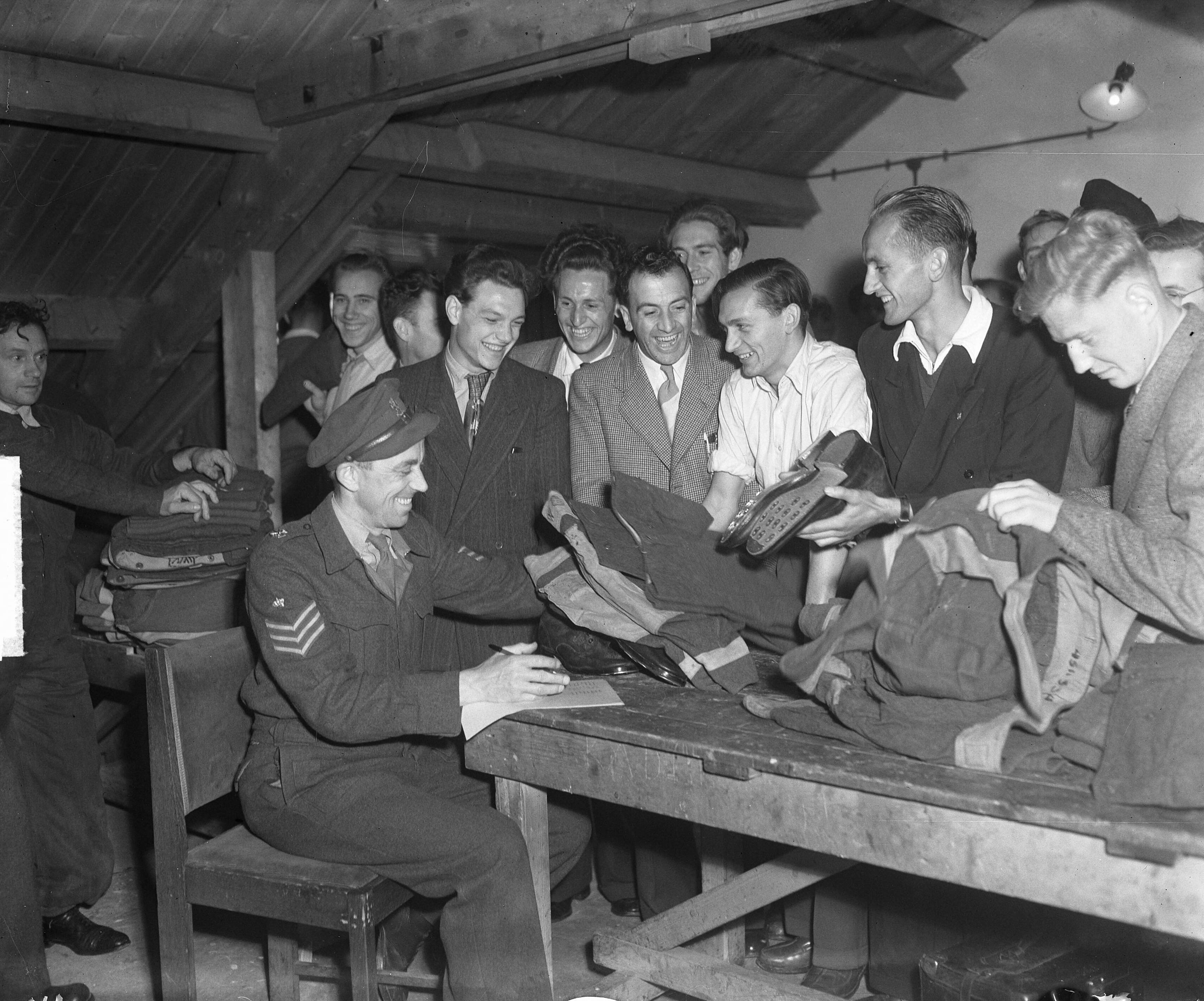 Opkomst Korea-vrijwilligers in de nieuwe Alexanderkazerne te Den Haag — Foto: Winterbergen, Rolf / Anefo. — Licentie: Set B: Rechtenvrij / Publiek Domein. Bron: Nationaal Archief. http://hdl.handle.net/10648/a8dea49e-d0b4-102d-bcf8-003048976d84