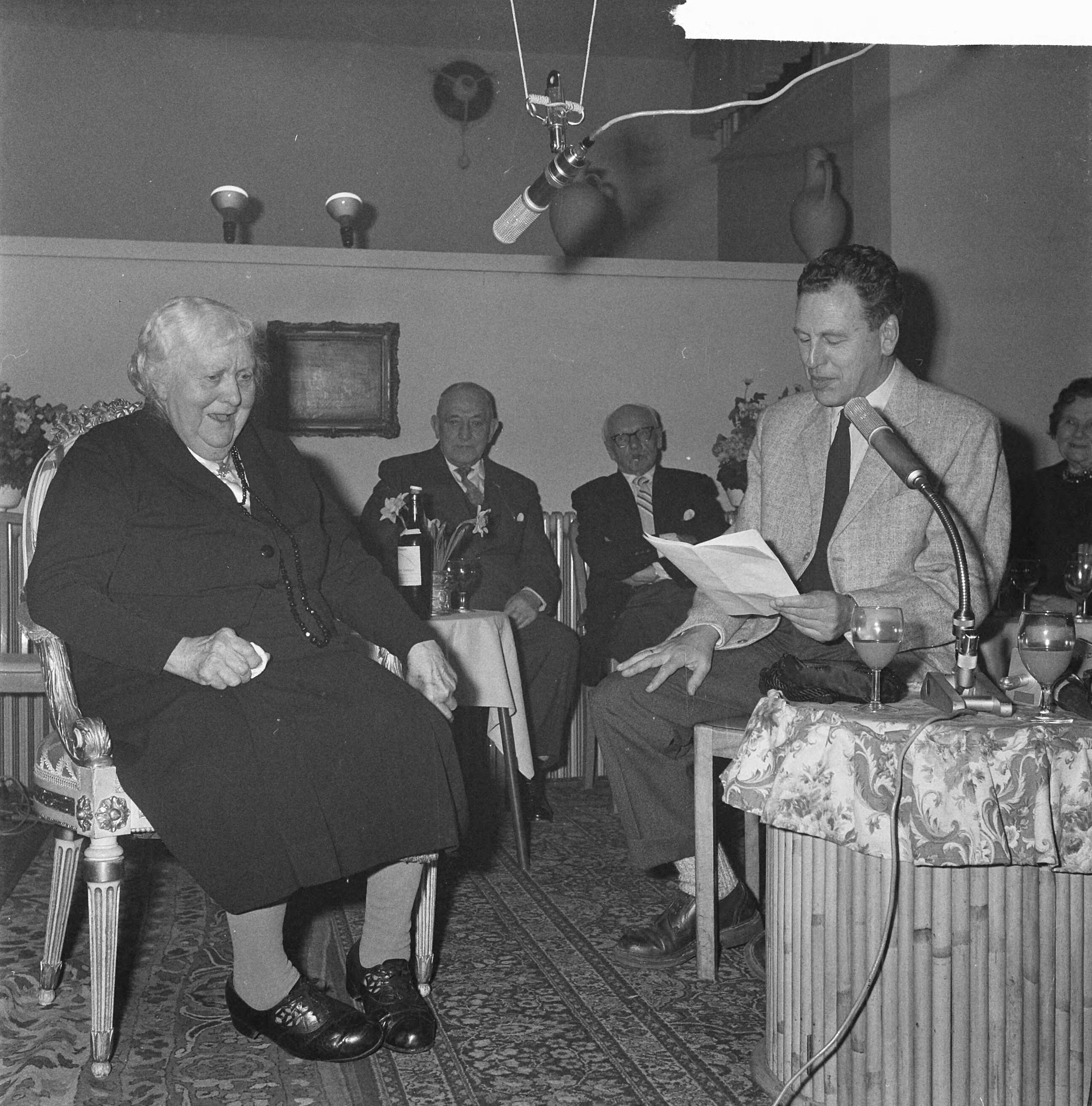 Fotocollectie Anefo — VARA-radioprogramma "Dit is uw Leven". mevrouw H. ter Hall-Köhler met presentator Bert Garthoff — Foto: Nijs, Jac. de / Anefo. Licentie: Set B: Rechtenvrij / Publiek Domein. Bron: Nationaal Archief. http://hdl.handle.net/10648/a9f7e6ec-d0b4-102d-bcf8-003048976d84