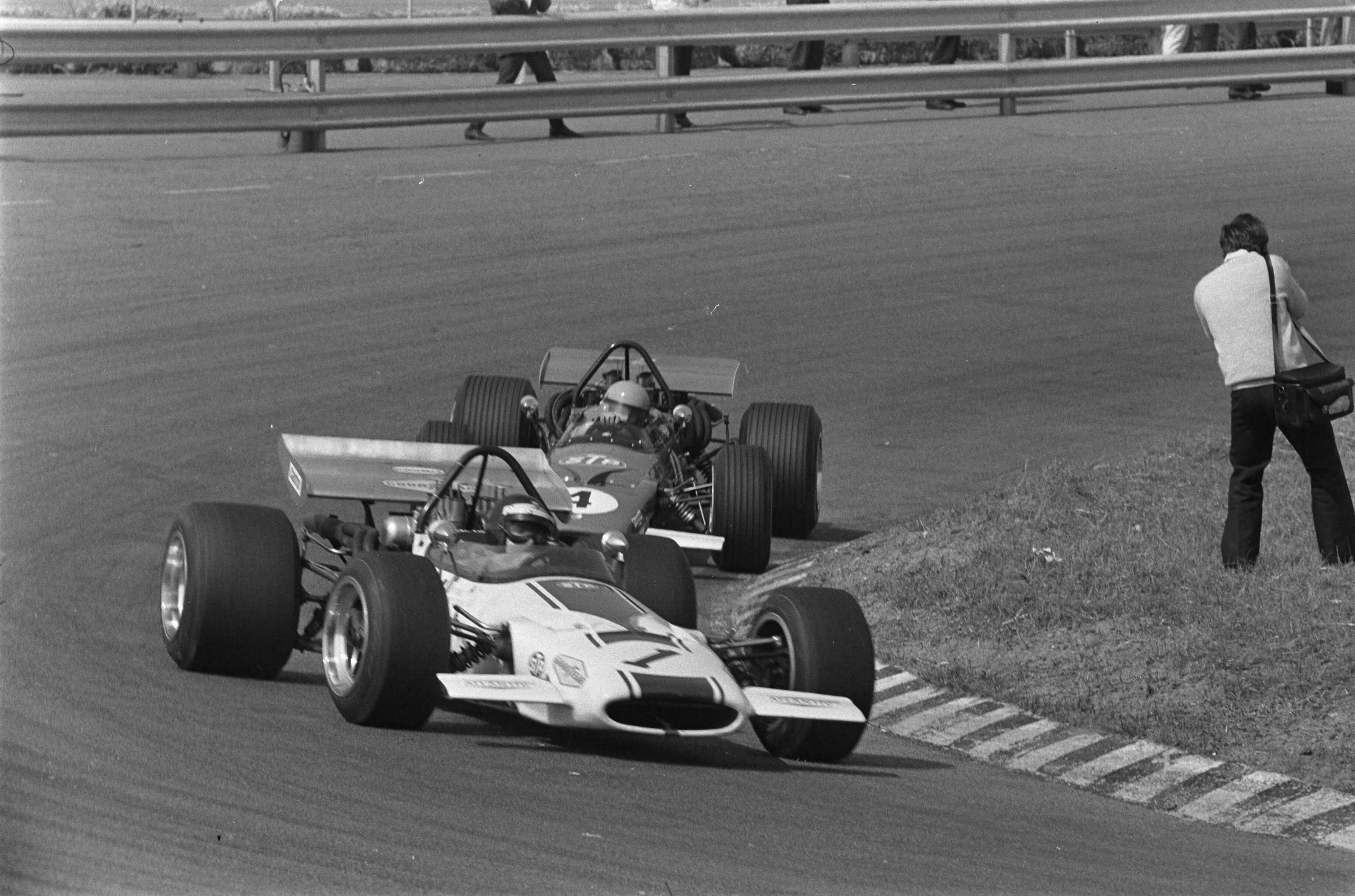 Formule 5000-races 1970 te Zandvoort — Winnaar Peter Kenneth Gethin en Mike Walker in aktie — Foto: Fotograaf Onbekend / Anefo. Licentie: Set B: Rechtenvrij / Publiek Domein. Bron: Nationaal Archief. http://hdl.handle.net/10648/ab948a3c-d0b4-102d-bcf8-003048976d84