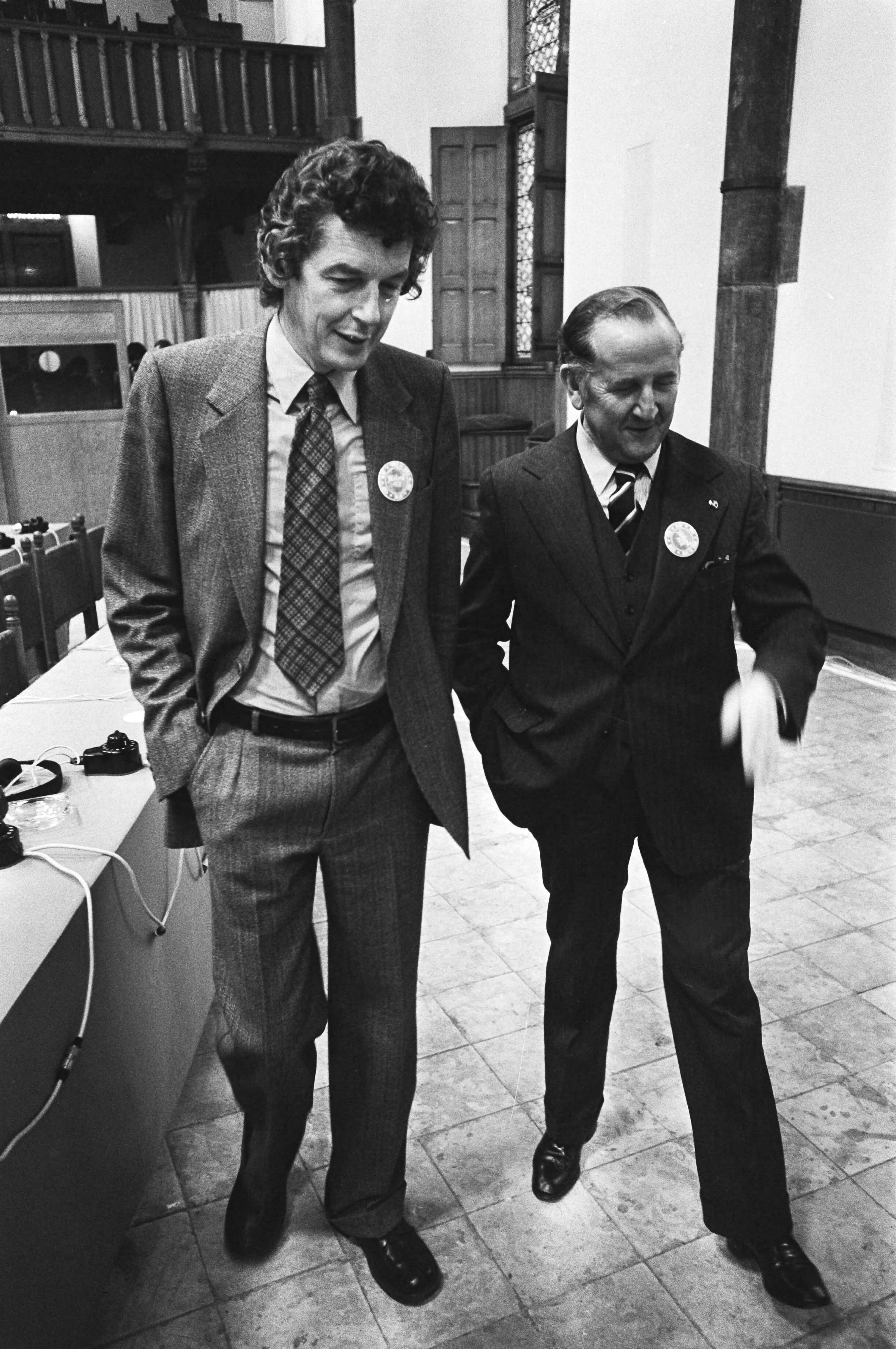 Fotocollectie Anefo — Congres Ver. Europese Journalisten in Ridderzaal, Den Haag ; Kok (FBV) en Van Veen (VNO) — Foto: Verhoeff, Bert / Anefo. Licentie: Set B: Rechtenvrij / Publiek Domein. Bron: Nationaal Archief. http://hdl.handle.net/10648/acbd26a8-d0b4-102d-bcf8-003048976d84
