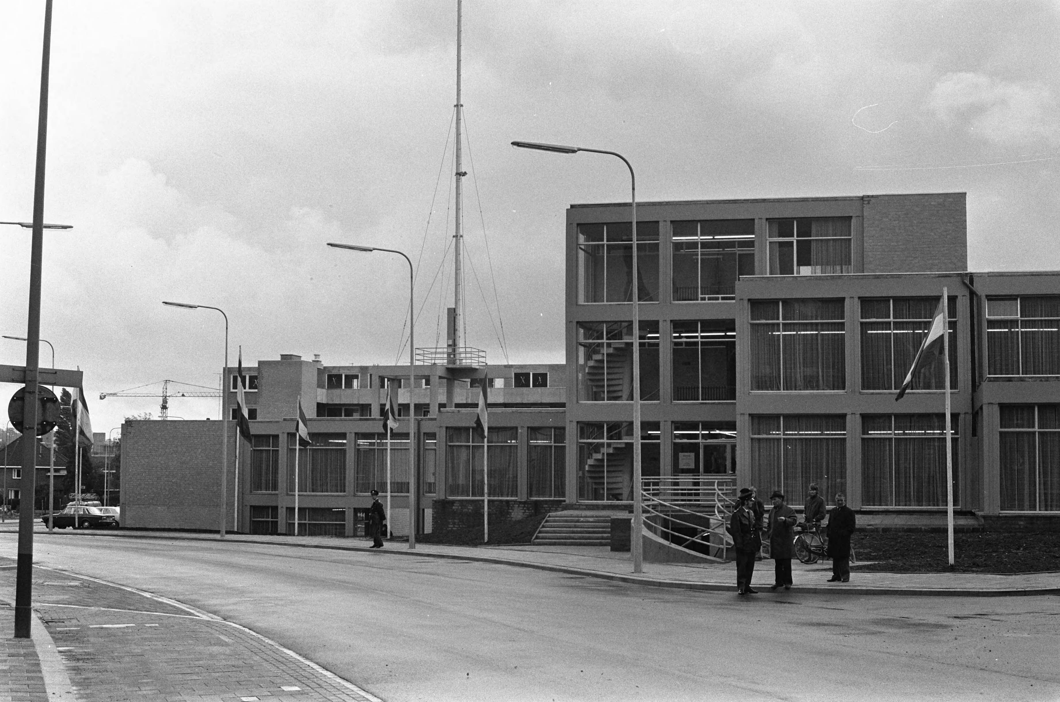 Fotocollectie Anefo — Nieuw hoofdkantoor van Algemene Inspectiedienst geopend i Eygelshoven (Zuid-Limburg), exterieur — Foto: Punt, W. / Anefo. Licentie: Set B: Rechtenvrij / Publiek Domein. Bron: Nationaal Archief. http://hdl.handle.net/10648/ac398492-d0b4-102d-bcf8-003048976d84
