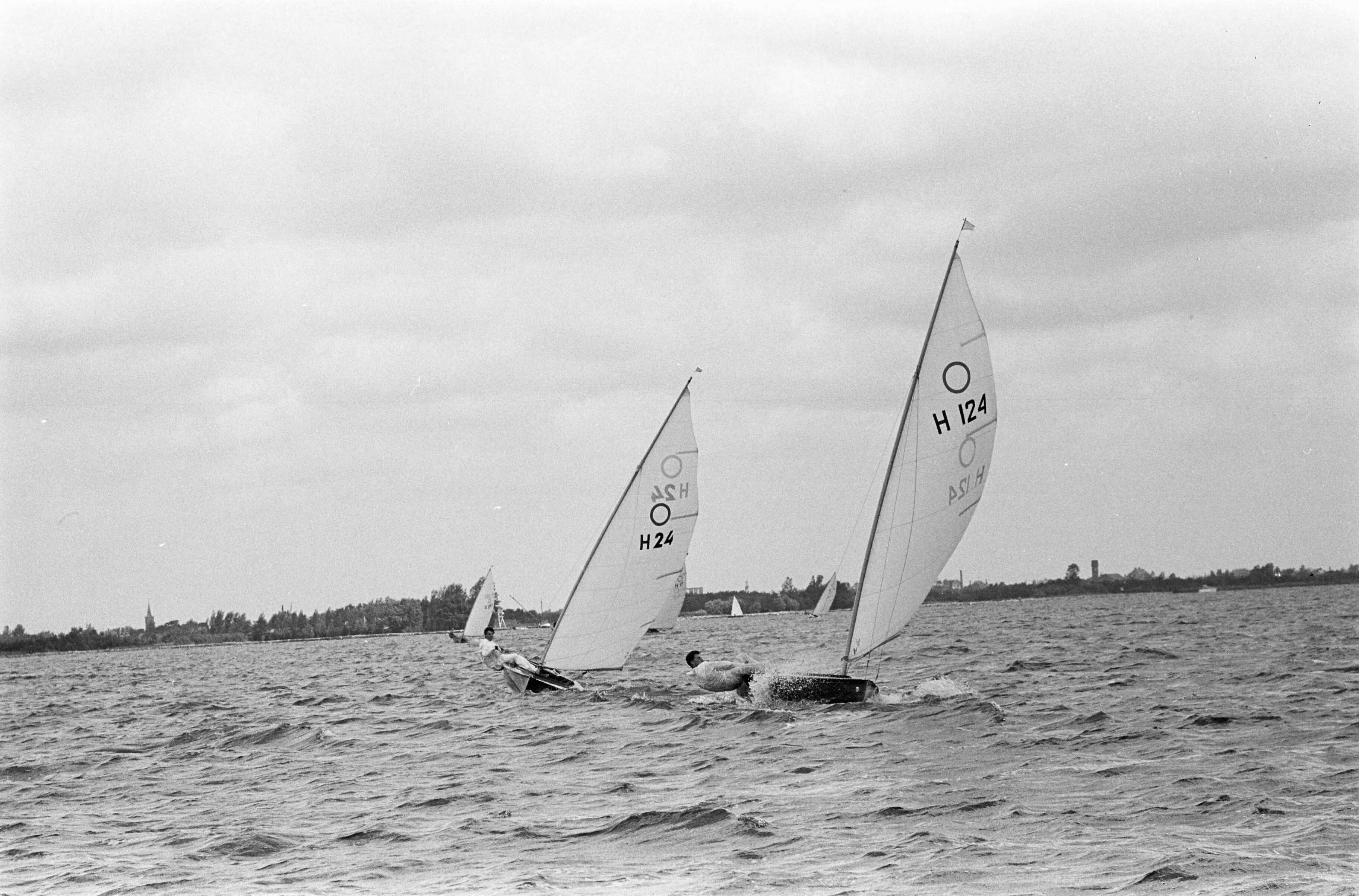 Fotocollectie Anefo — Europese Kampioenschappen Olympiajollen (O-Jol) op de Westeinderplassen — Foto: Bilsen, Joop van / Anefo. Licentie: Set B: Rechtenvrij / Publiek Domein. Bron: Nationaal Archief. http://hdl.handle.net/10648/aa0dcb60-d0b4-102d-bcf8-003048976d84