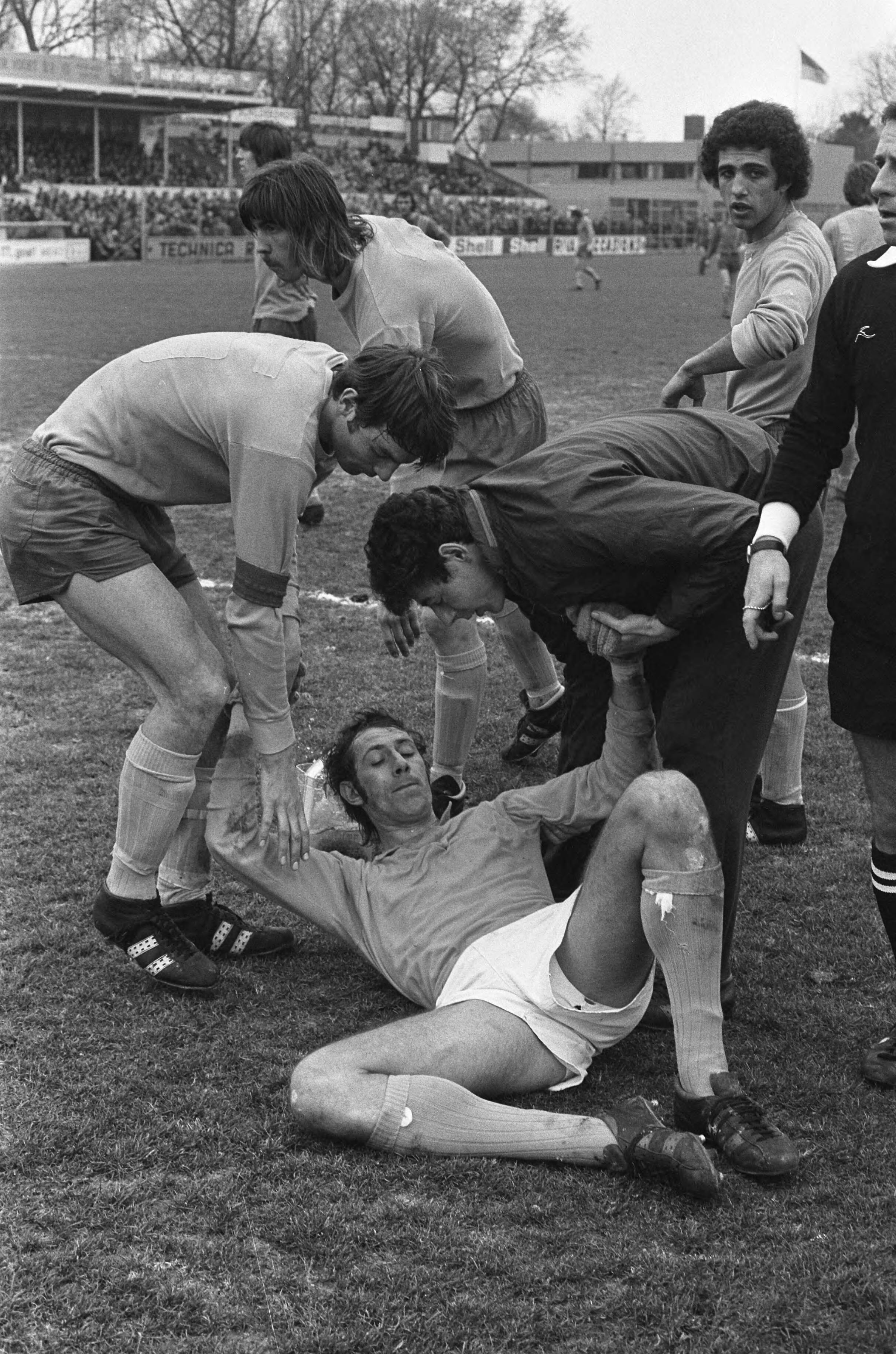 Fotocollectie Anefo — FC Den Haag tegen FC Twente 0-0, keeper Ton Thie geblesseerd — Foto: Mieremet, Rob / Anefo. Licentie: Set B: Rechtenvrij / Publiek Domein. Bron: Nationaal Archief. http://hdl.handle.net/10648/ac46092e-d0b4-102d-bcf8-003048976d84