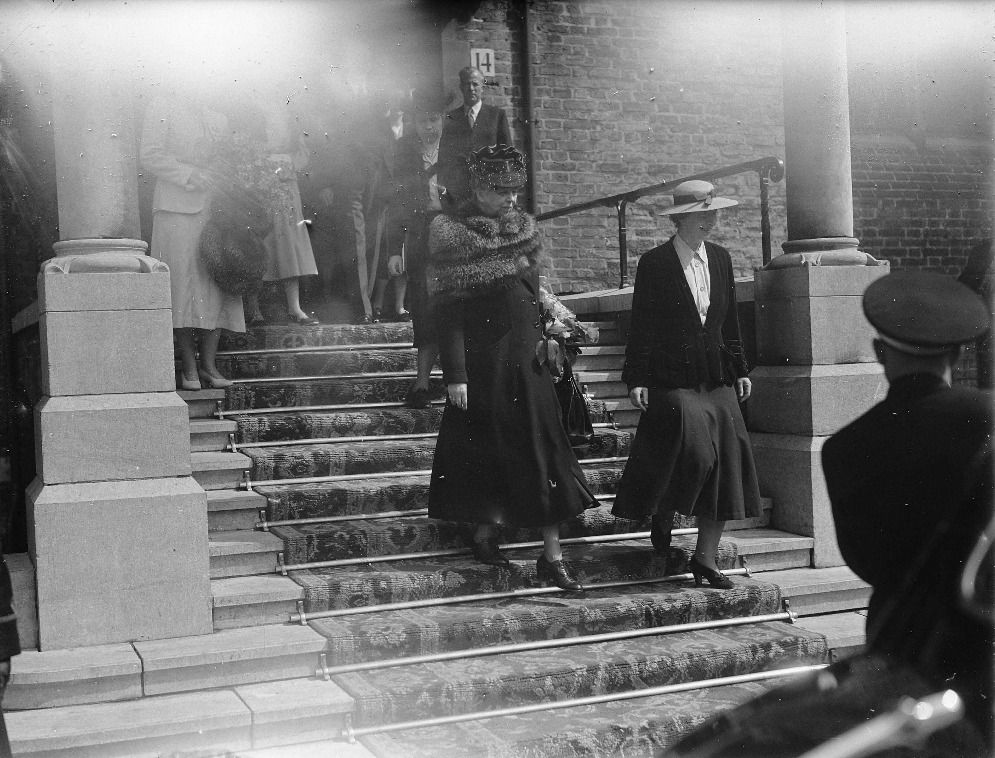 Fotocollectie Anefo — Mevrouw Roosevelt in Den Haag. Bij het verlaten van de Ridderzaal — Foto: Noske, J.D. / Anefo. Licentie: Set B: Rechtenvrij / Publiek Domein. Bron: Nationaal Archief. http://hdl.handle.net/10648/ad7ac12c-d0b4-102d-bcf8-003048976d84