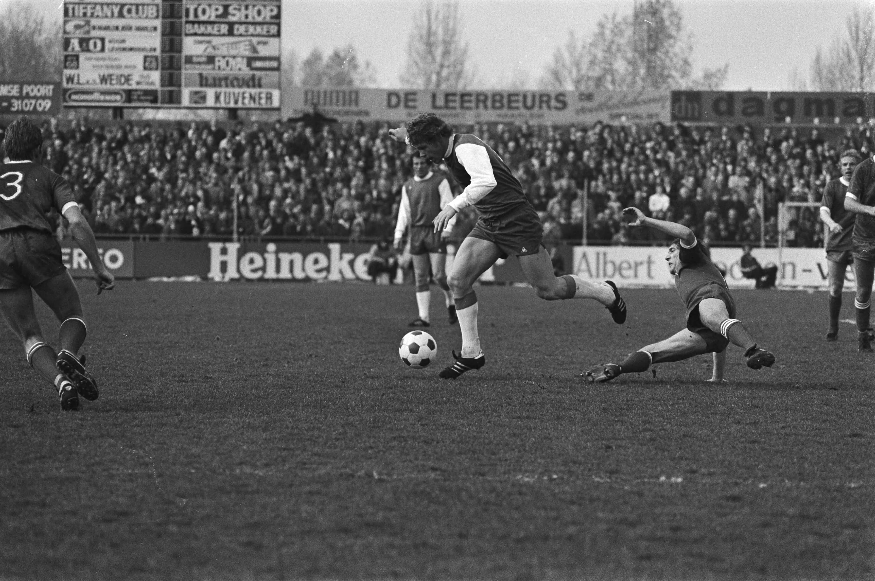Voetbalwedstrijd HFC Haarlem - Feyenoord: 0-3 — Jansen in duel met een voetballer van HFC — Foto: Peters, Hans / Anefo. Licentie: Set B: Rechtenvrij / Publiek Domein. Bron: Nationaal Archief. http://hdl.handle.net/10648/ac97e4ba-d0b4-102d-bcf8-003048976d84