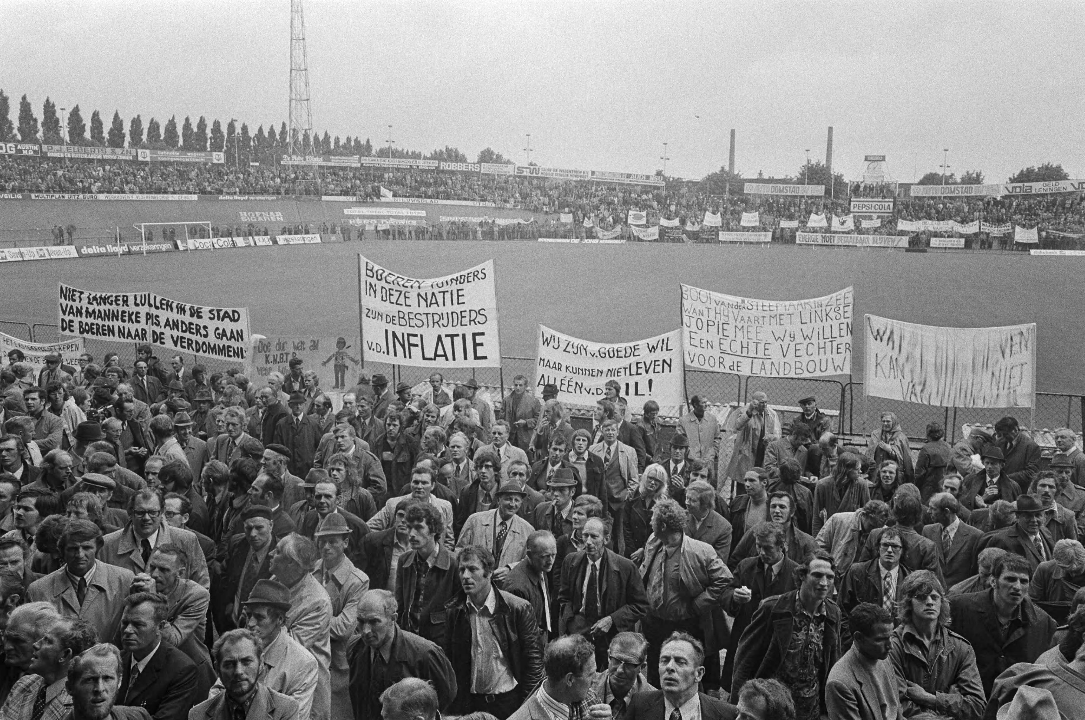 Fotocollectie Anefo — Landelijke protestbijeenkomst van boeren en tuinders in stadion Galgenwaard in Utrecht; overzicht — Foto: Verhoeff, Bert / Anefo. Licentie: Set B: Rechtenvrij / Publiek Domein. Bron: Nationaal Archief. http://hdl.handle.net/10648/ac5267be-d0b4-102d-bcf8-003048976d84