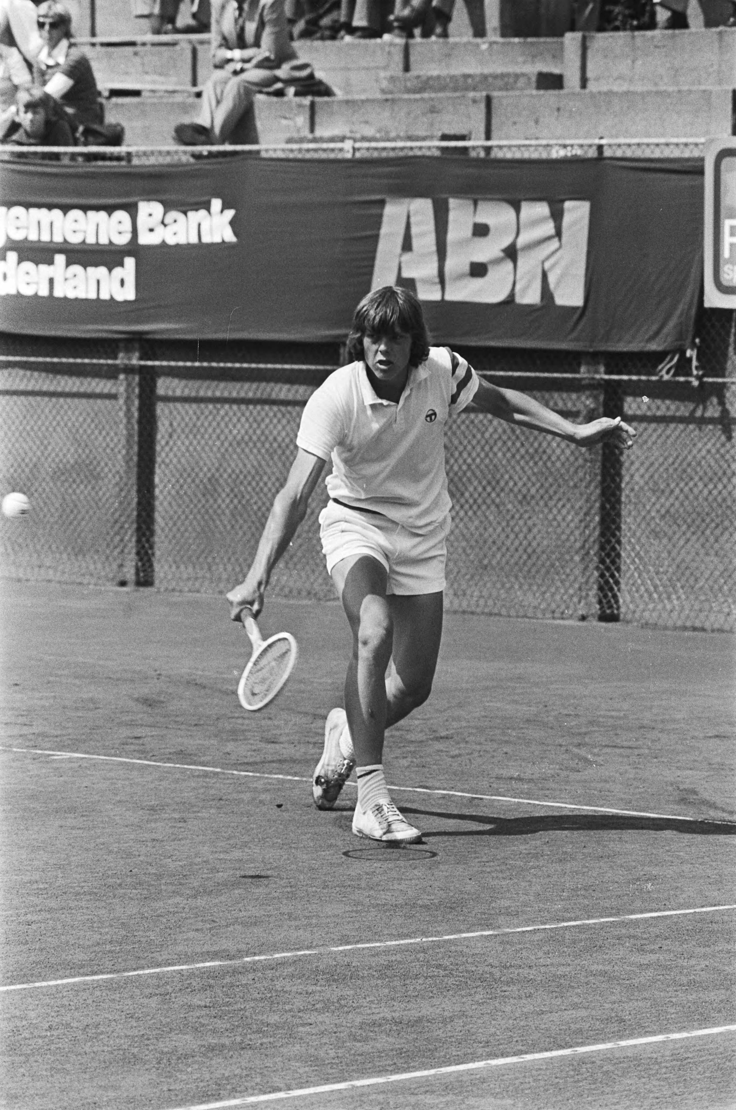 Fotocollectie Anefo — Nederlandse tenniskampioenschappen op METS, Scheveningen; Van Boekel in actie — Foto: Verhoeff, Bert / Anefo. Licentie: Set B: Rechtenvrij / Publiek Domein. Bron: Nationaal Archief. http://hdl.handle.net/10648/aca0e6d2-d0b4-102d-bcf8-003048976d84