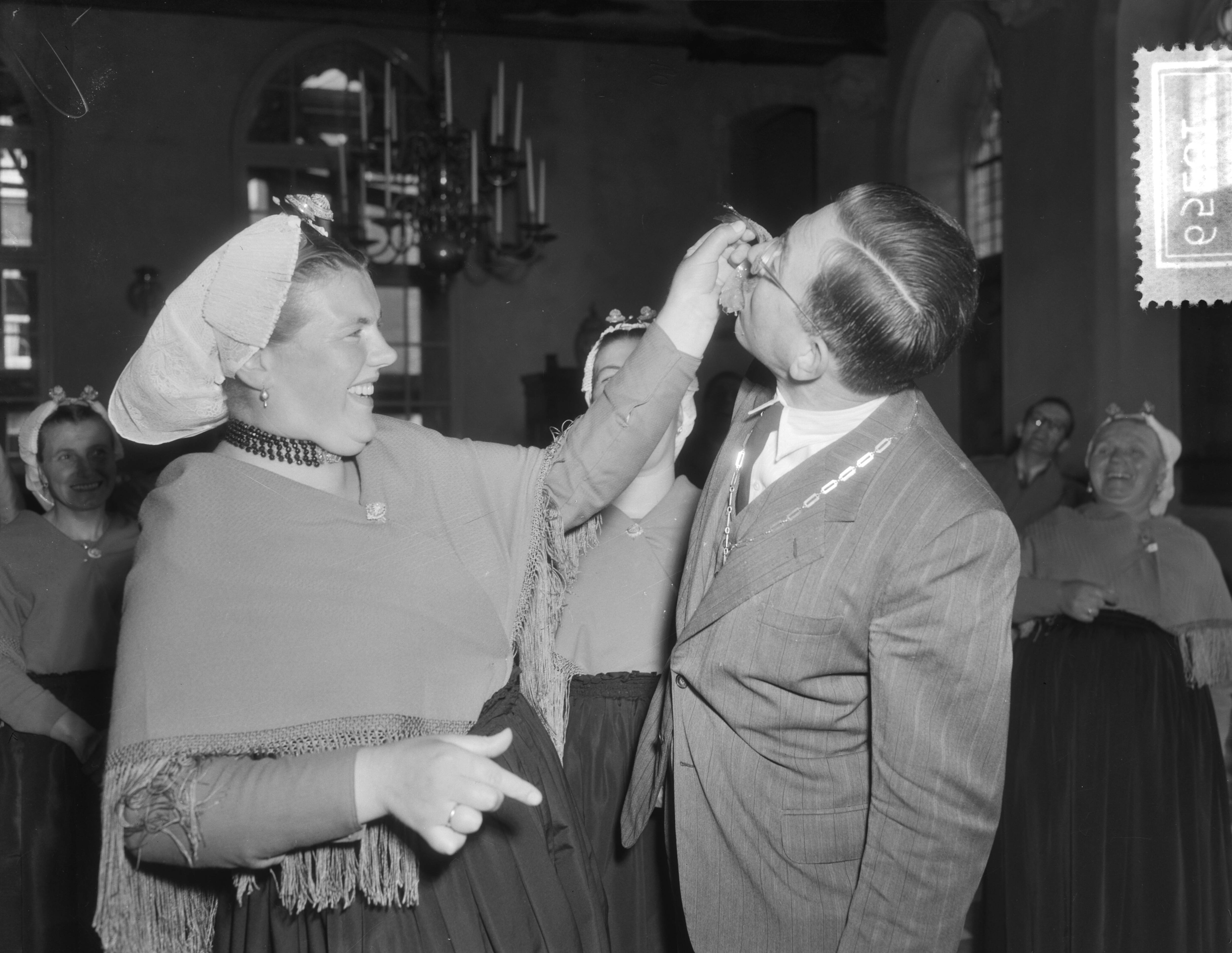 Fotocollectie Anefo — Middelburg, aanbieding haring aan burgemeester mr. dr. N. Bolkestein door een Scheveningse vrouw — Foto: Duinen, G.W. van / Anefo. Licentie: Set B: Rechtenvrij / Publiek Domein. Bron: Nationaal Archief. http://hdl.handle.net/10648/a923ceac-d0b4-102d-bcf8-003048976d84
