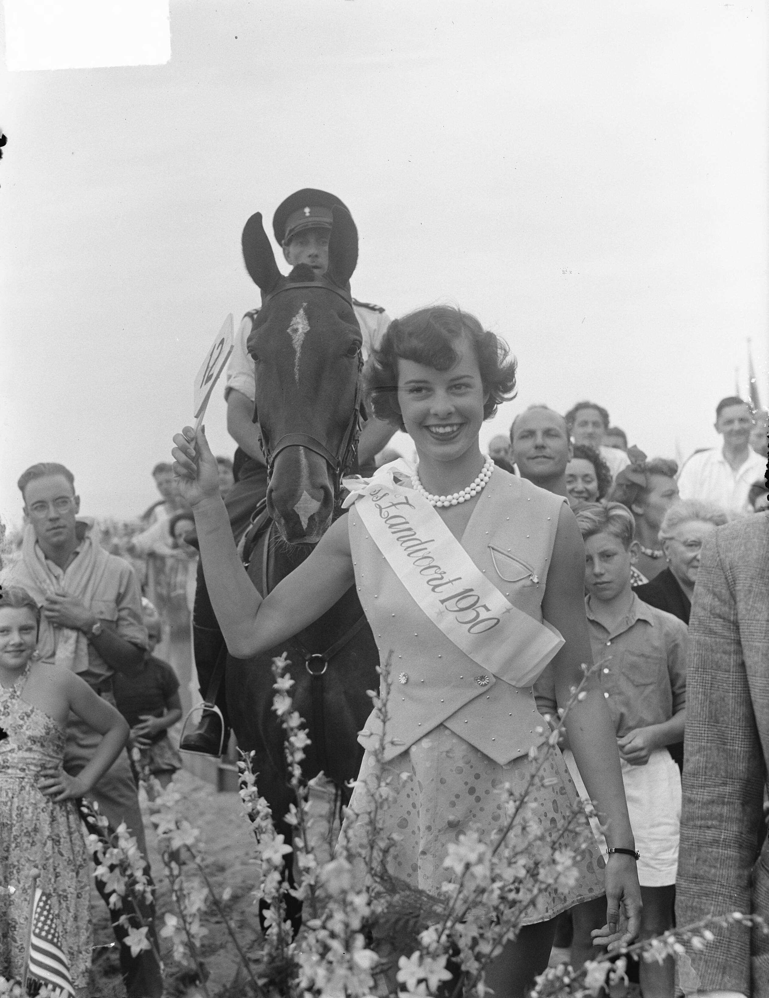 Miss Zandvoort 1950 — Miss Zandvoort 1950: Tineke Cevat (Amsterdam) — Foto: Pot, Harry / Anefo. Licentie: Set B: Rechtenvrij / Publiek Domein. Bron: Nationaal Archief. http://hdl.handle.net/10648/a8dc71a6-d0b4-102d-bcf8-003048976d84