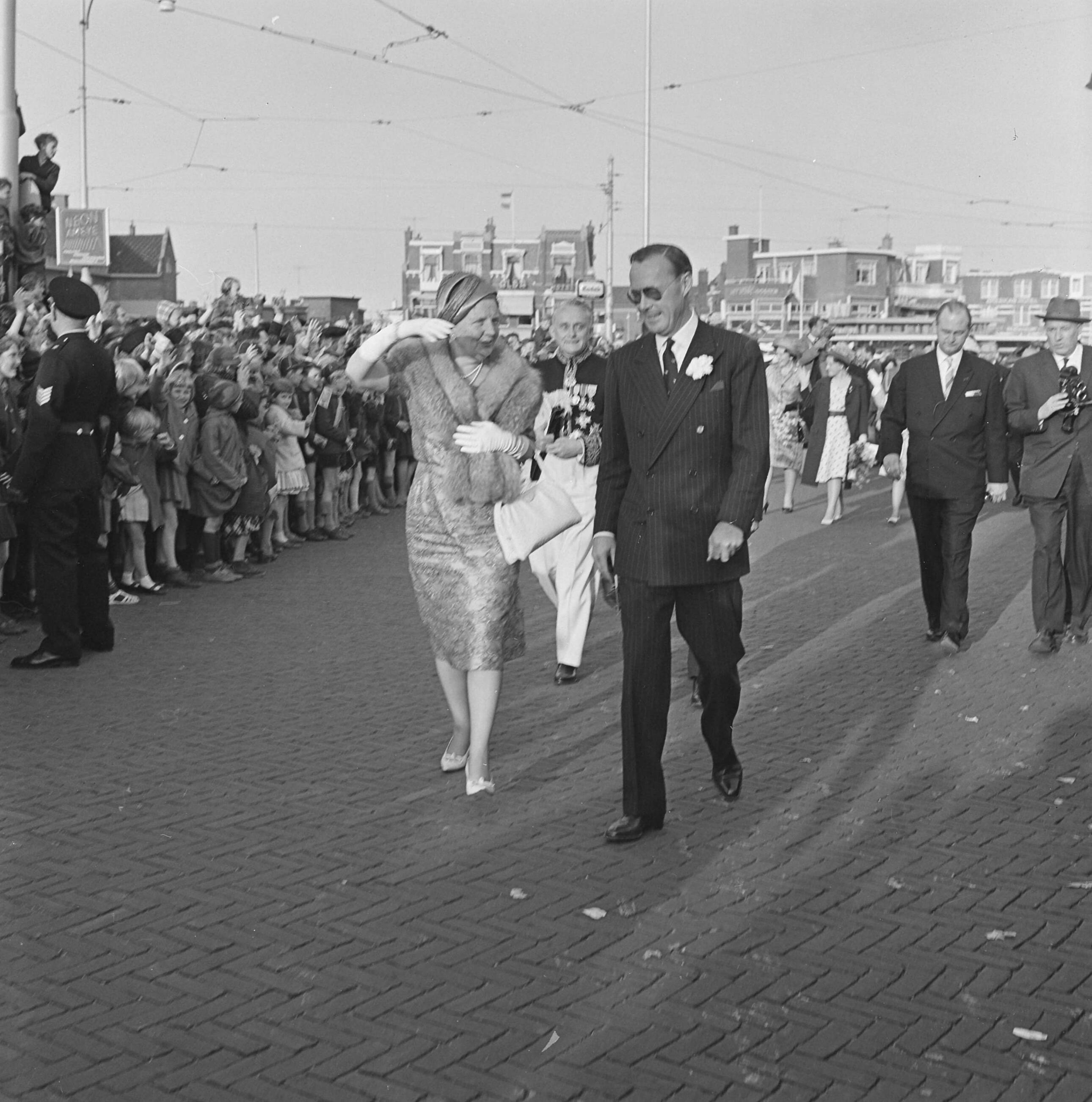 Koninklijk bezoek aan Zuid-Holland (1962) — Koninklijk bezoek aan Den Haag — Foto: Koch, Eric / Anefo. Licentie: Set B: Rechtenvrij / Publiek Domein. Bron: Nationaal Archief. http://hdl.handle.net/10648/aa07d8a4-d0b4-102d-bcf8-003048976d84