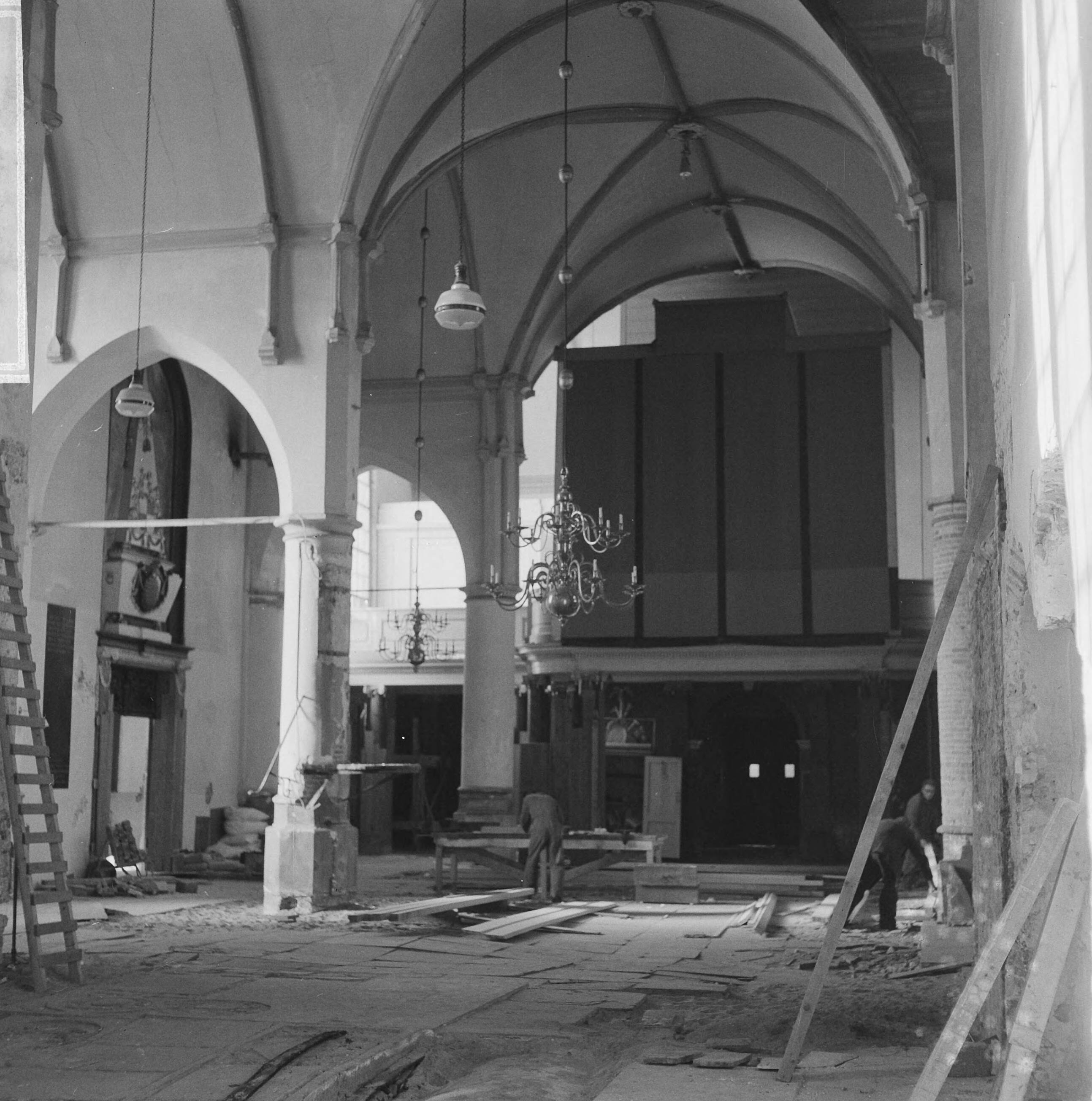 Restauratie van de oude dorpskerk te Voorburg — Interieur van de oude dorpskerk tijdens de restauratie — Foto: Kroon, Ron / Anefo. Licentie: Set B: Rechtenvrij / Publiek Domein. Bron: Nationaal Archief. http://hdl.handle.net/10648/aacbb88c-d0b4-102d-bcf8-003048976d84