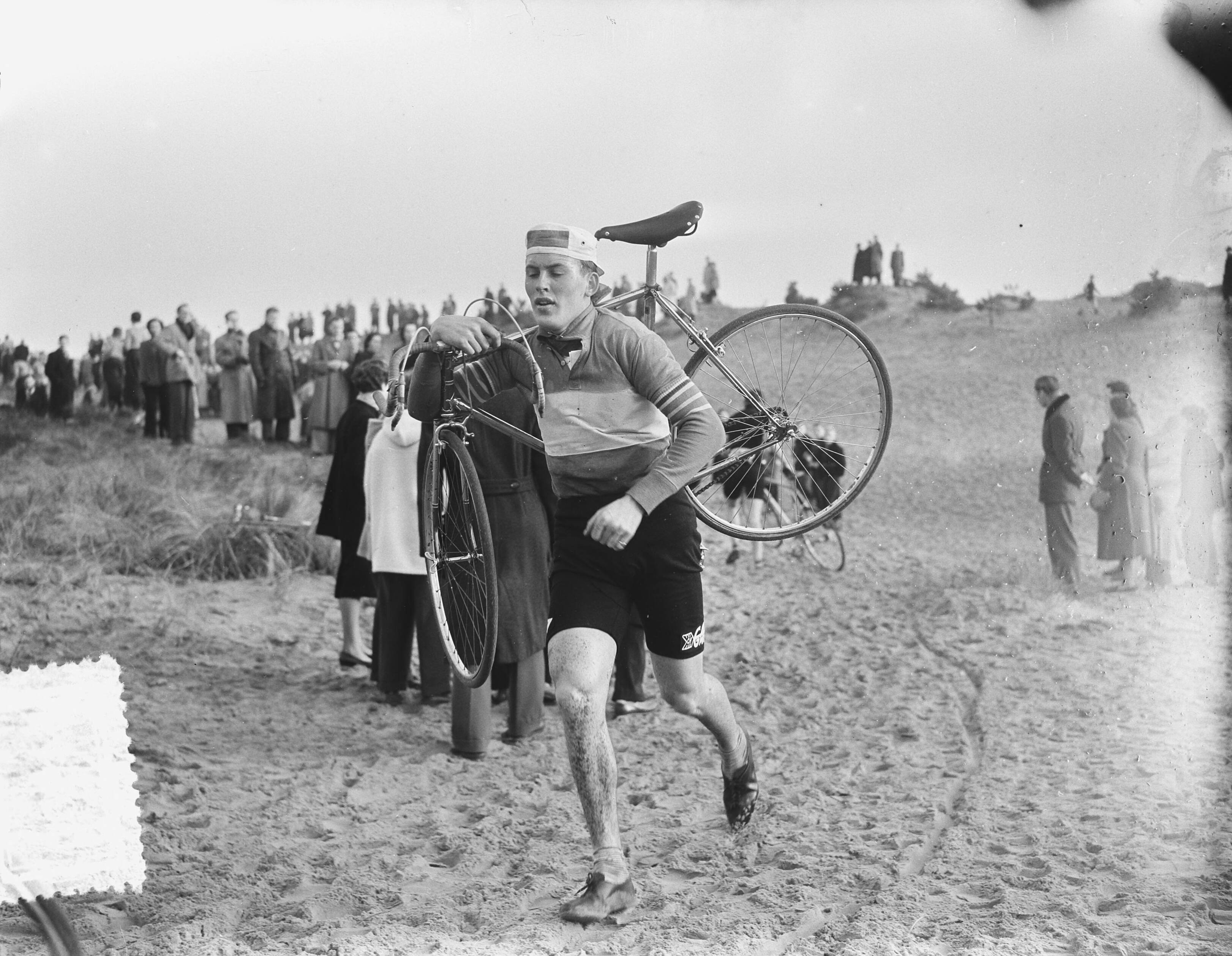 Fotocollectie Anefo — Nationale Cycle Cross in de duinen rond Kraantje Lek. — Foto: Bilsen, Joop van / Anefo. Licentie: Set B: Rechtenvrij / Publiek Domein. Bron: Nationaal Archief. http://hdl.handle.net/10648/a904f0f4-d0b4-102d-bcf8-003048976d84