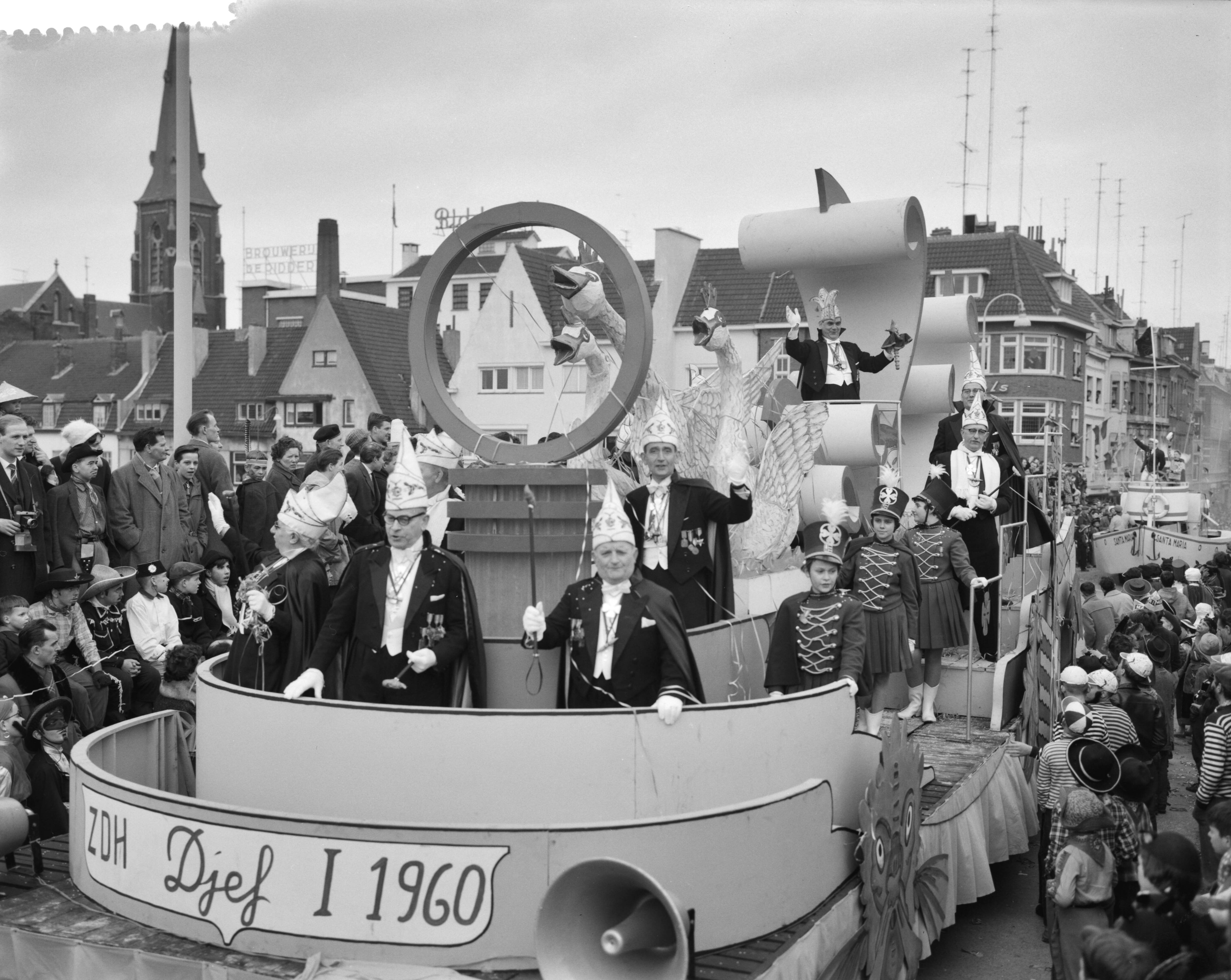 Fotocollectie Anefo — Carnavalsoptocht in Maastricht — Foto: Rossem, Wim van / Anefo. Licentie: Set B: Rechtenvrij / Publiek Domein. Bron: Nationaal Archief. http://hdl.handle.net/10648/a9c8f990-d0b4-102d-bcf8-003048976d84