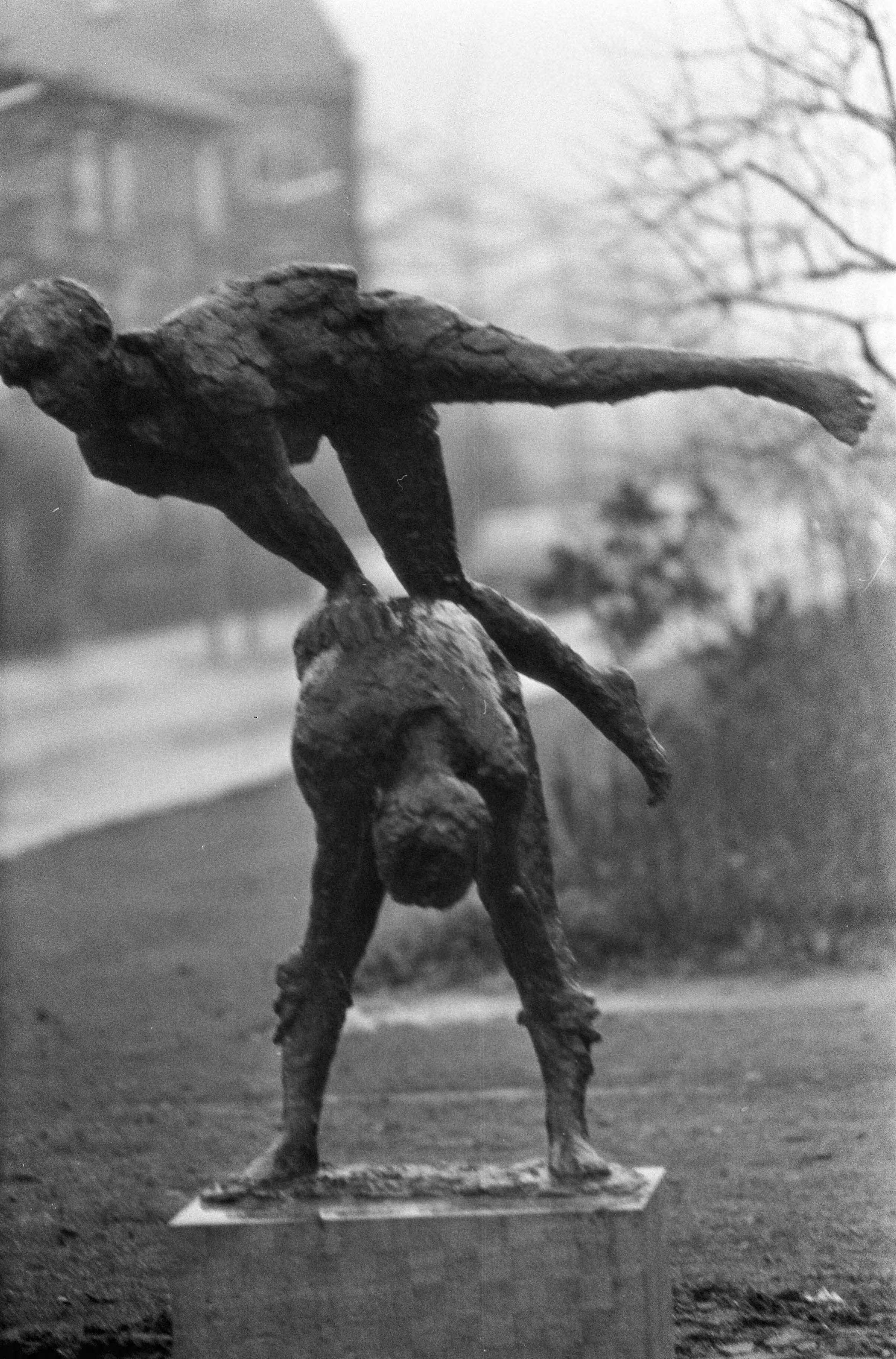 Fotocollectie Anefo — Opdracht Bayens, beeld "Bokspringende jongens" te Hilversum, Bosdrift — Foto: Kroon, Ron / Anefo. Licentie: Set B: Rechtenvrij / Publiek Domein. Bron: Nationaal Archief. http://hdl.handle.net/10648/ab07b6fc-d0b4-102d-bcf8-003048976d84