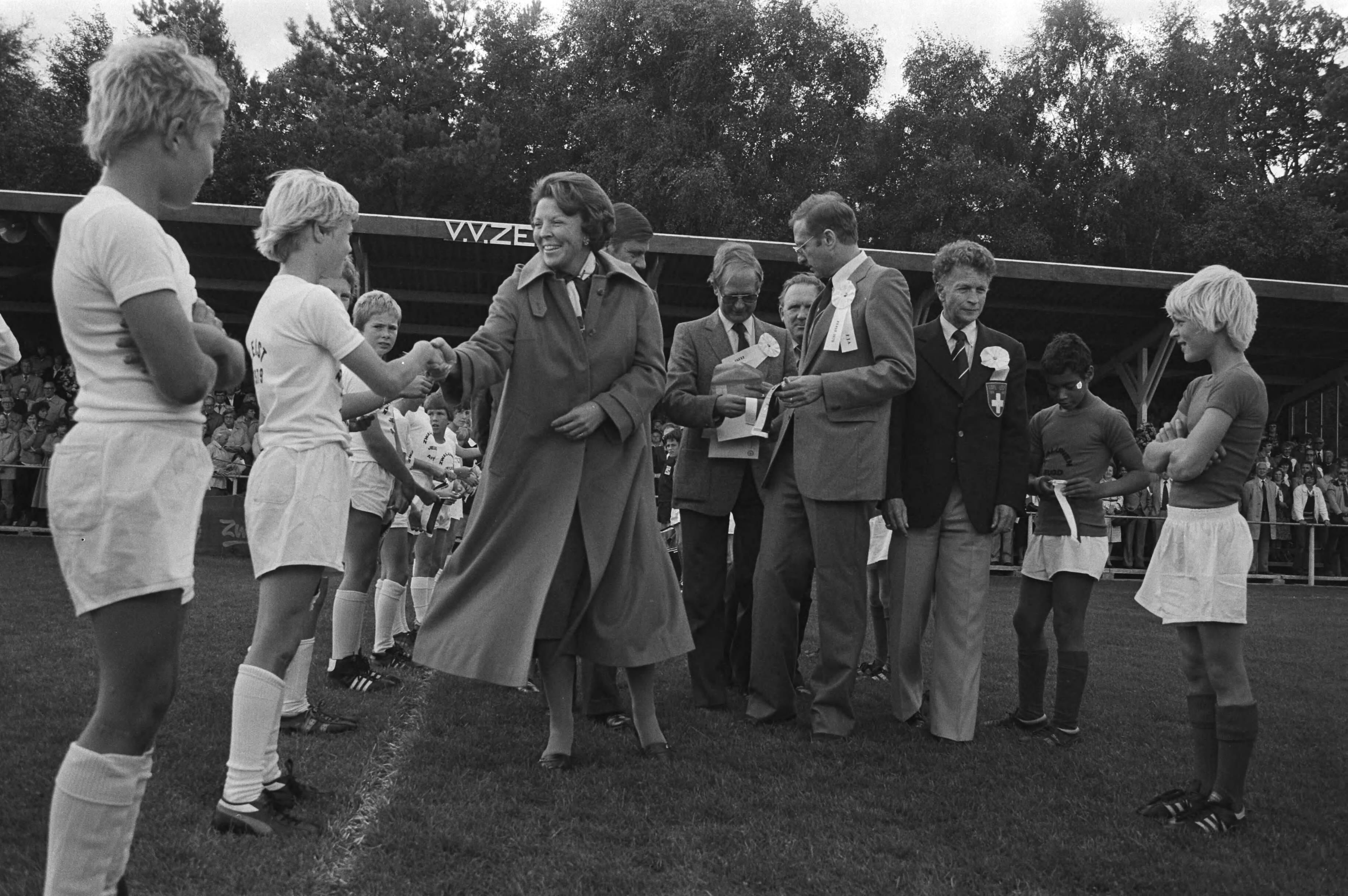 De "Zwaluwen Jeugd Aktie" te Zeist wordt bijgewooond door prinses Beatrix — Prinses Beatrix maakt kennis met de deelnemende voetbaljeugd — Foto: Bogaerts, Rob / Anefo. Licentie: Set B: Rechtenvrij / Publiek Domein. Bron: Nationaal Archief. http://hdl.handle.net/10648/acd1004c-d0b4-102d-bcf8-003048976d84