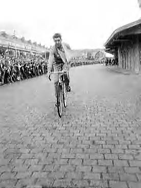 Fotocollectie Anefo — Huldiging van de Nederlandse Tour de France ploeg in Den Haag. Martin van der Borgh met arm in mitella — Foto: Pot, Harry / Anefo. Licentie: Set B: Rechtenvrij / Publiek Domein. Bron: Nationaal Archief. http://hdl.handle.net/10648/a9810306-d0b4-102d-bcf8-003048976d84
