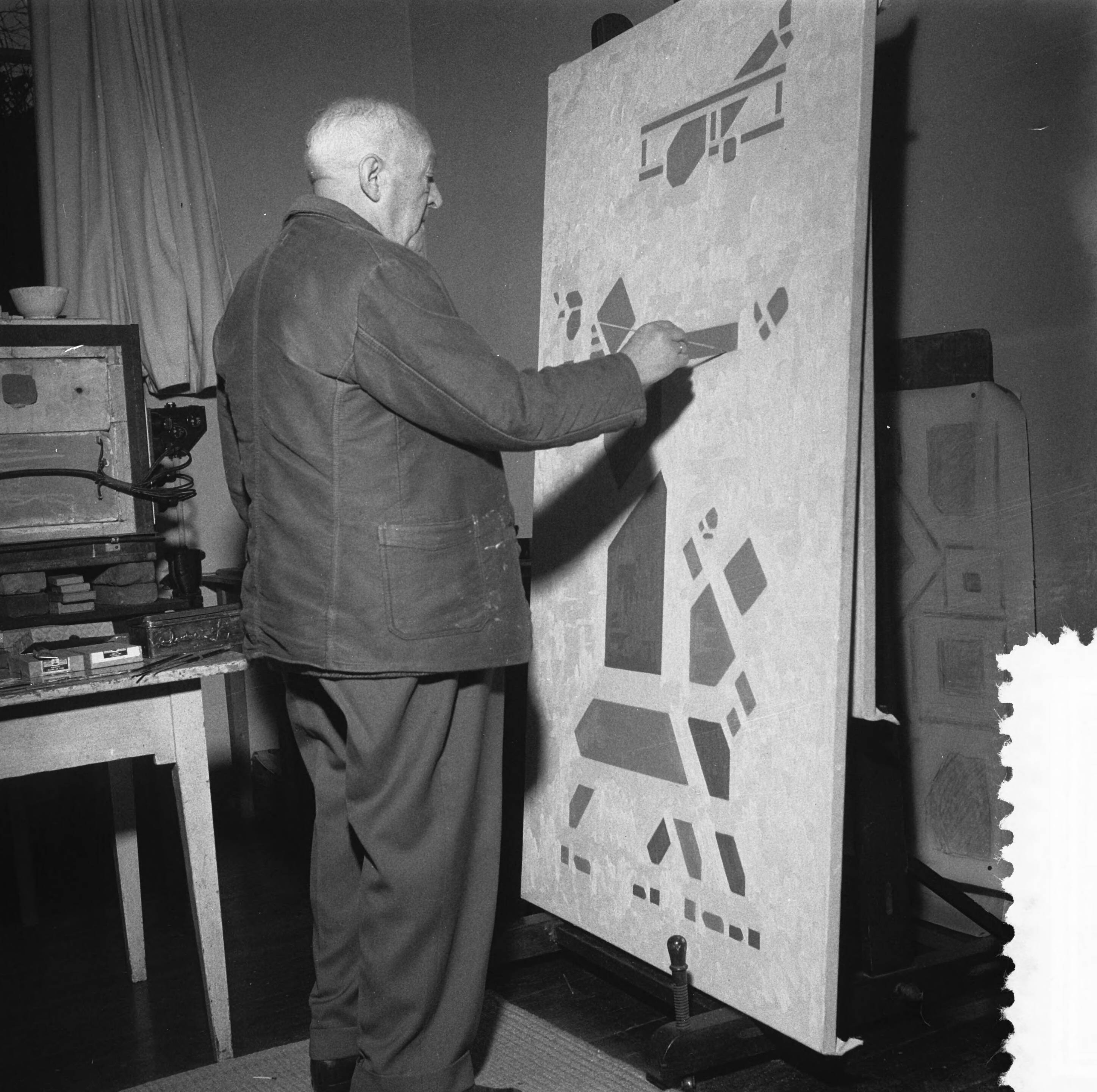 Fotocollectie Anefo — Kunstschilder Bart van der Leck. Onlangs 80 jaar geworden. Een van de oprichters van de Stijlgroep — Foto: Noske, J.D. / Anefo. Licentie: Set B: Rechtenvrij / Publiek Domein. Bron: Nationaal Archief. http://hdl.handle.net/10648/a953a712-d0b4-102d-bcf8-003048976d84