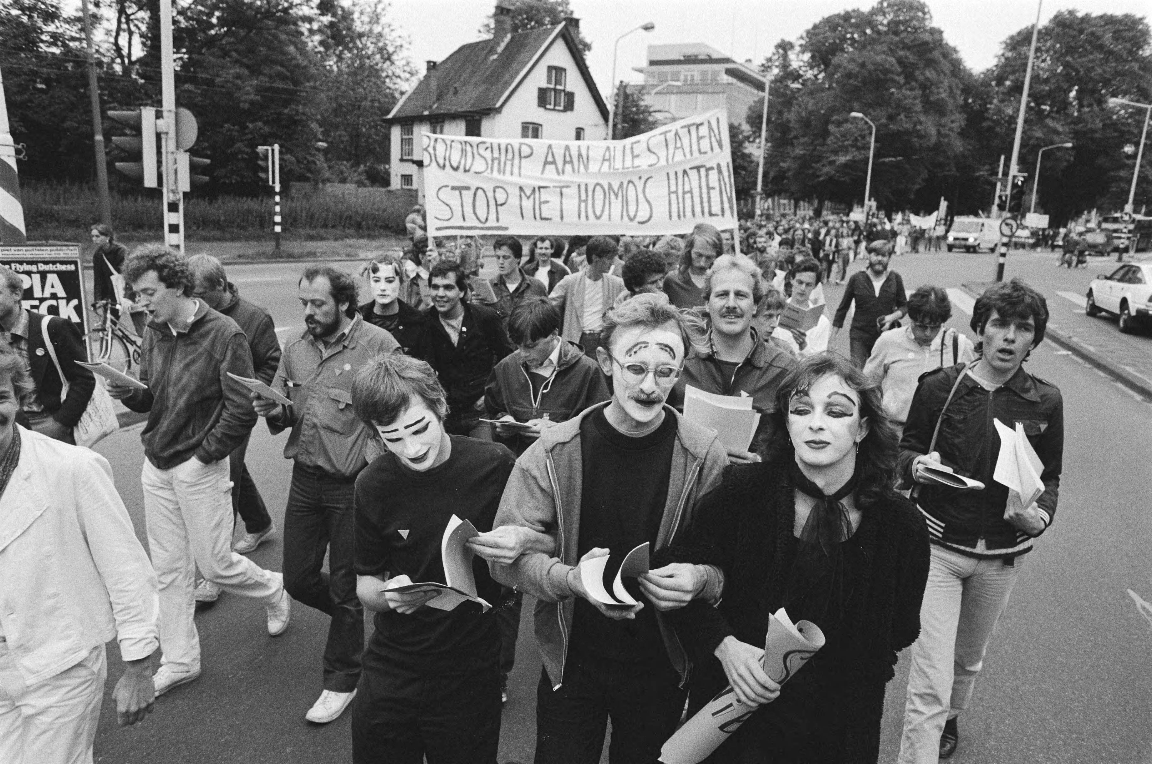Fotocollectie Anefo — Demonstratie door honderden homosexuelen in Den Haag van het Vredesplein langs de ambassades van de SU, Cuba, Canada, Griekenland, — Foto: Antonisse, Marcel / Anefo. Licentie: Set B: Rechtenvrij / Publiek Domein. Bron: Nationaal Archief. http://hdl.handle.net/10648/acfee3d6-d0b4-102d-bcf8-003048976d84