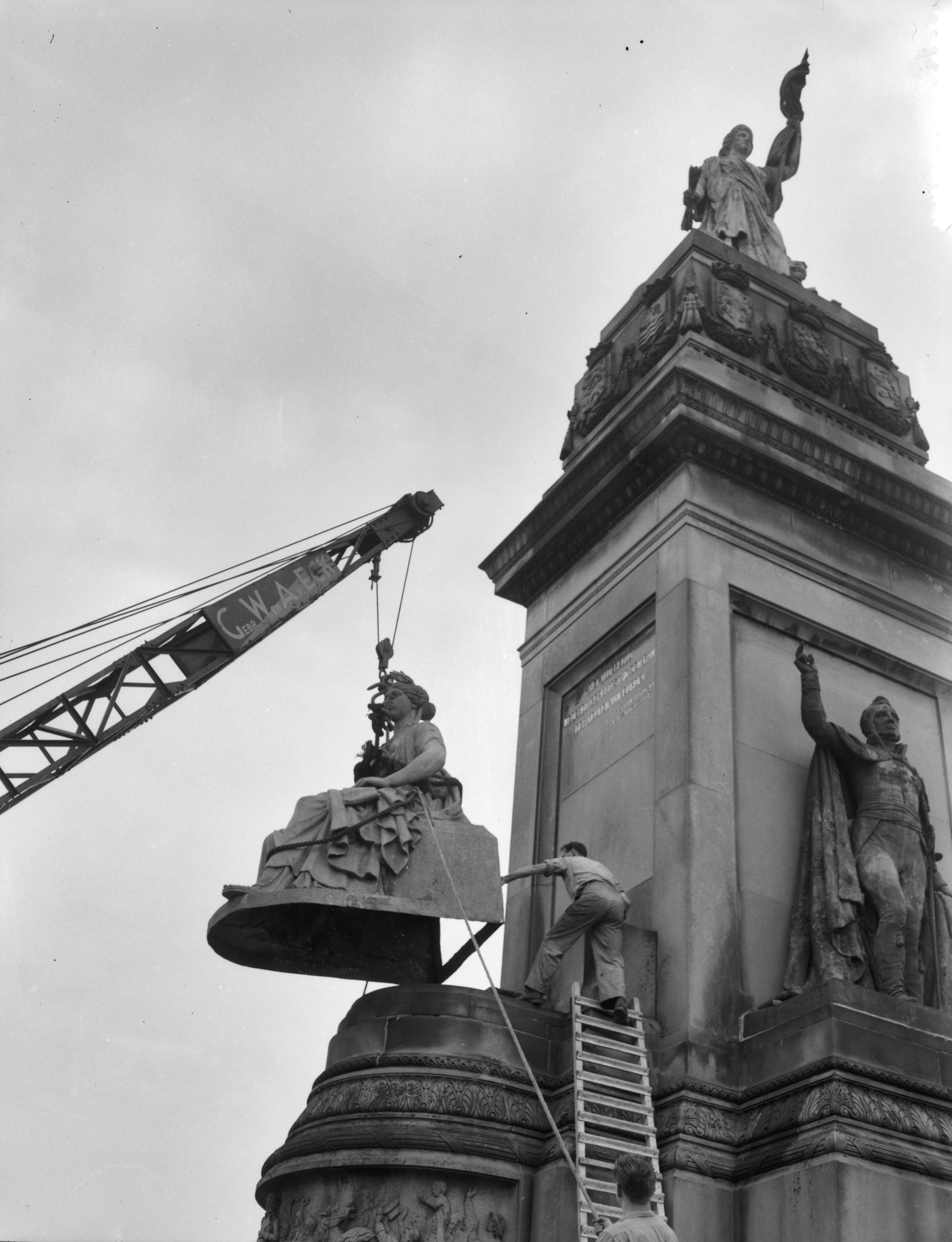 Fotocollectie Anefo — Plaatsing van het vrouwenfiguur "De Historie" op het Plein 1813 te Den Haag — Foto: Rossem, Wim van / Anefo. Licentie: Set B: Rechtenvrij / Publiek Domein. Bron: Nationaal Archief. http://hdl.handle.net/10648/a97fc0fe-d0b4-102d-bcf8-003048976d84