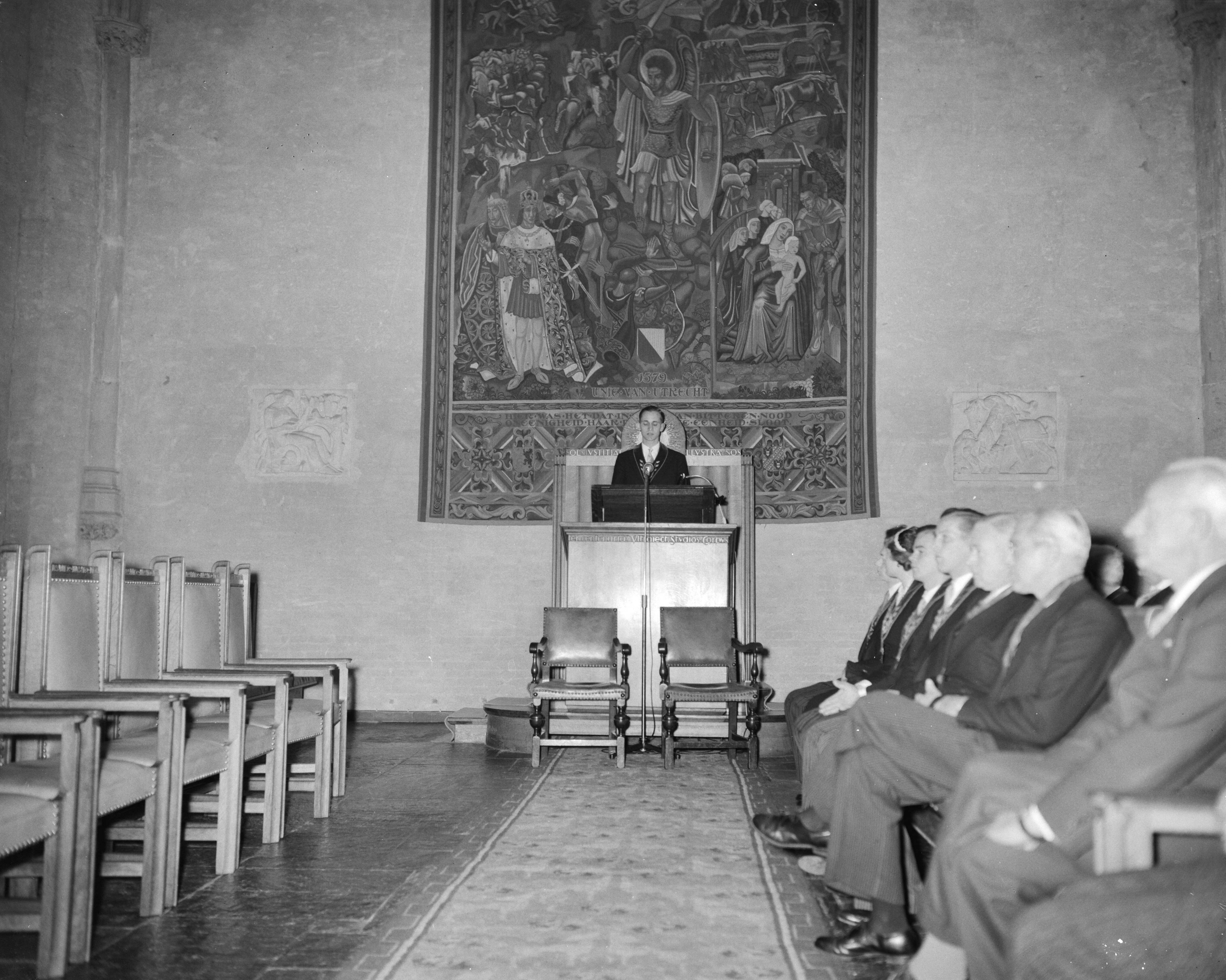 Fotocollectie Anefo — Lustrumviering van de tandheelkundige studentenvereniging "John Tomes" te Utrecht — Foto: Bilsen, Joop van / Anefo. Licentie: Set B: Rechtenvrij / Publiek Domein. Bron: Nationaal Archief. http://hdl.handle.net/10648/a96e3370-d0b4-102d-bcf8-003048976d84