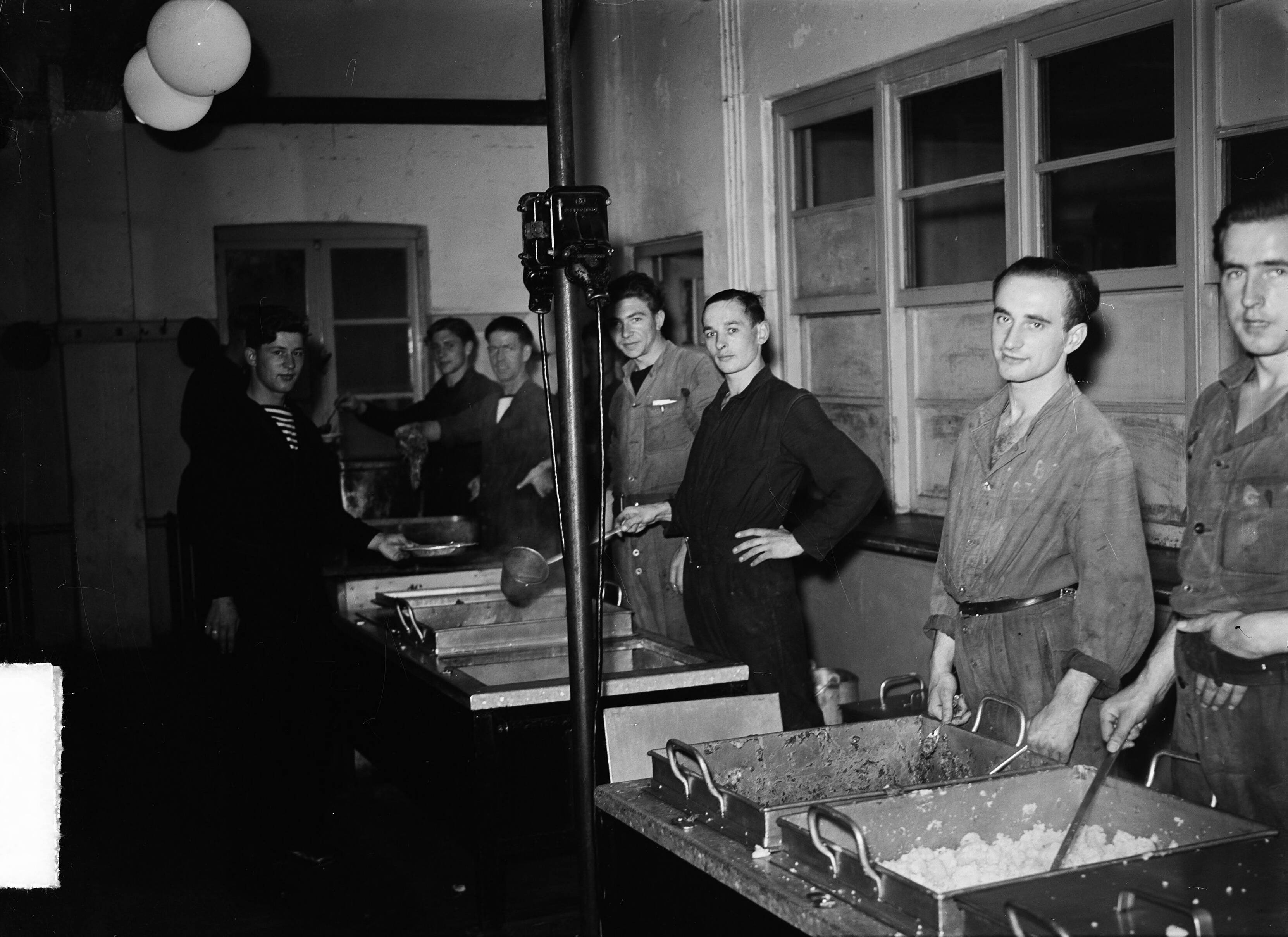 MOK Hilversum 1948 — MOK Hilversum. Matrozen in de keuken — Foto: Steenkamp, […] / Anefo. Licentie: Set B: Rechtenvrij / Publiek Domein. Bron: Nationaal Archief. http://hdl.handle.net/10648/a8bd9290-d0b4-102d-bcf8-003048976d84