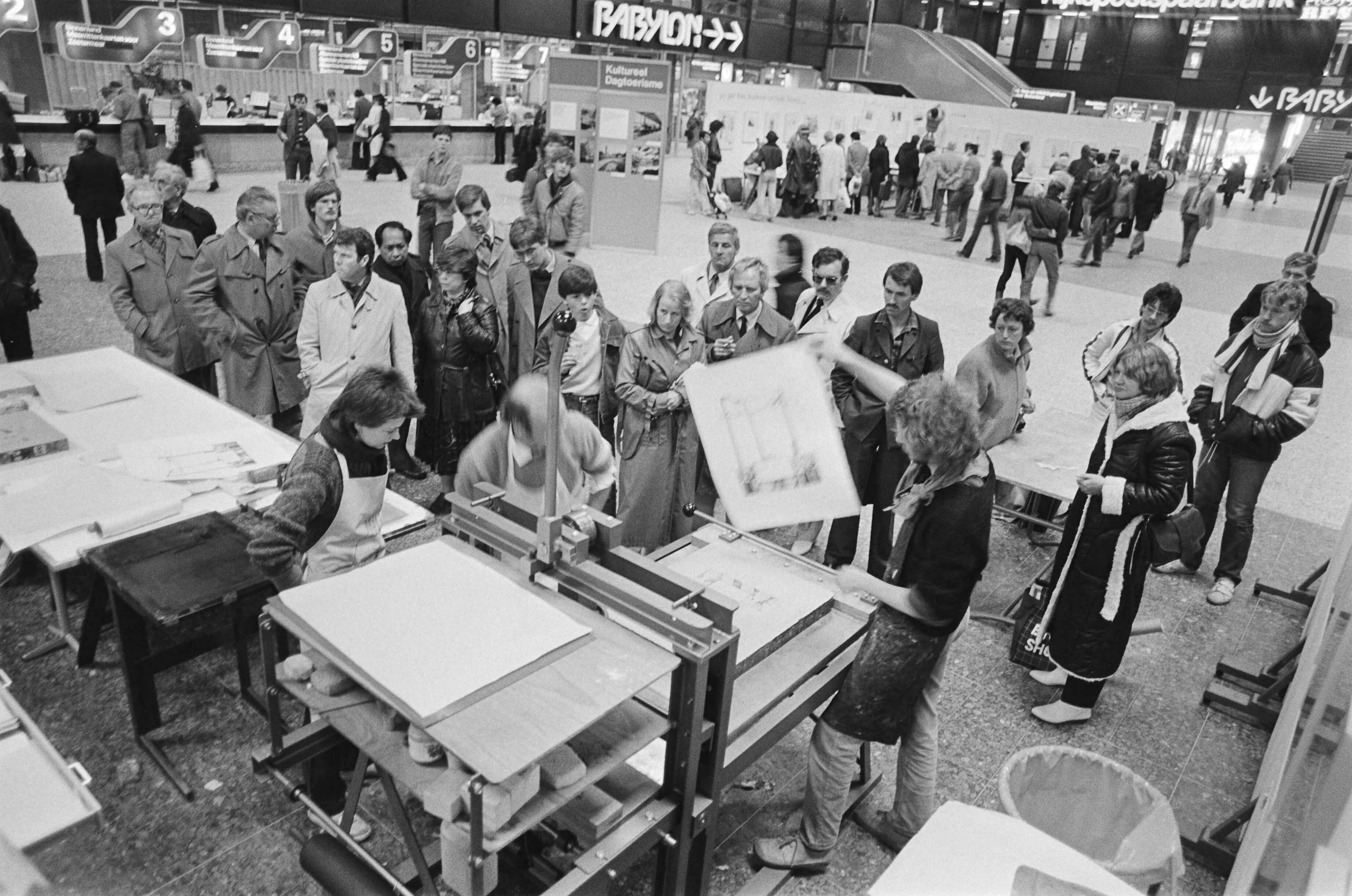 Fotocollectie Anefo — Leerlingen en pas afgestudeerde kunstenaars van de Kon. Academie voor Beeldende Kunsten in Den Haag werken in Hal van CS i.v.m. 300-jarig bestaan — Foto: Antonisse, Marcel / Anefo. Licentie: Set B: Rechtenvrij / Publiek Domein. Bron: Nationaal Archief. http://hdl.handle.net/10648/ad168c20-d0b4-102d-bcf8-003048976d84