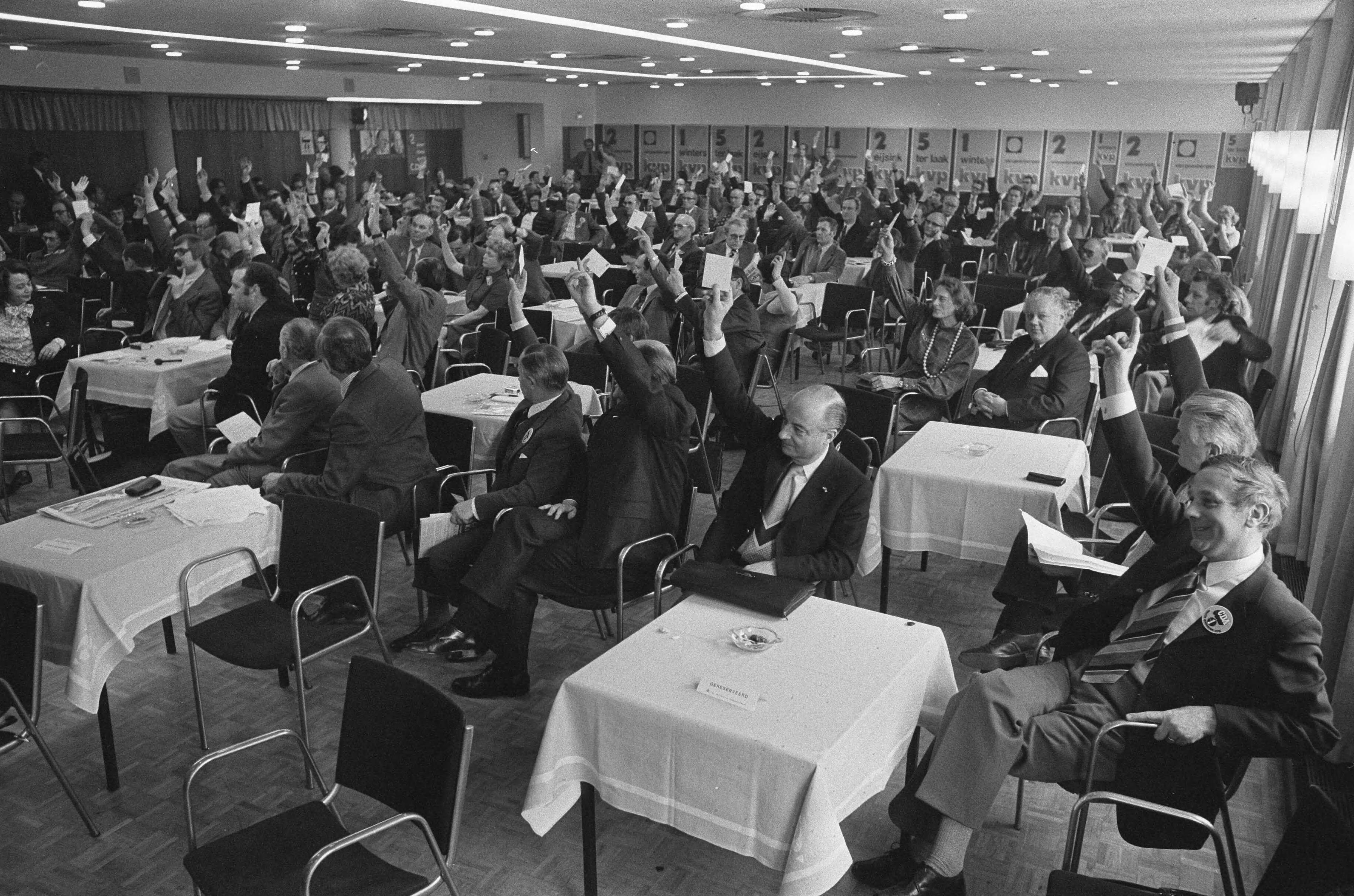 Fotocollectie Anefo — KVP-manifestatie Den Haag ; overzicht — Foto: Verhoeff, Bert / Anefo. Licentie: Set B: Rechtenvrij / Publiek Domein. Bron: Nationaal Archief. http://hdl.handle.net/10648/ac461734-d0b4-102d-bcf8-003048976d84