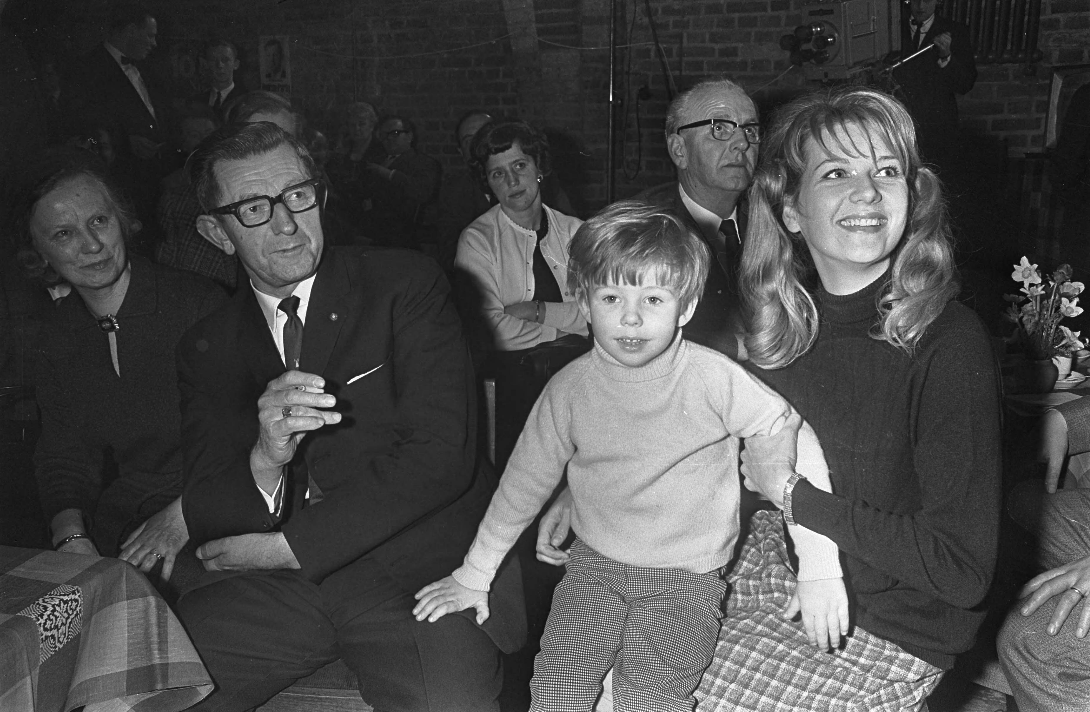 Fotocollectie Anefo — Leider H. Koekoek en kandidate Hetty Bennink in de Ridderzaal te Den Haag kijkend naar uitslagen — Foto: Koch, Eric / Anefo. Licentie: Set B: Rechtenvrij / Publiek Domein. Bron: Nationaal Archief. http://hdl.handle.net/10648/ab0fe778-d0b4-102d-bcf8-003048976d84