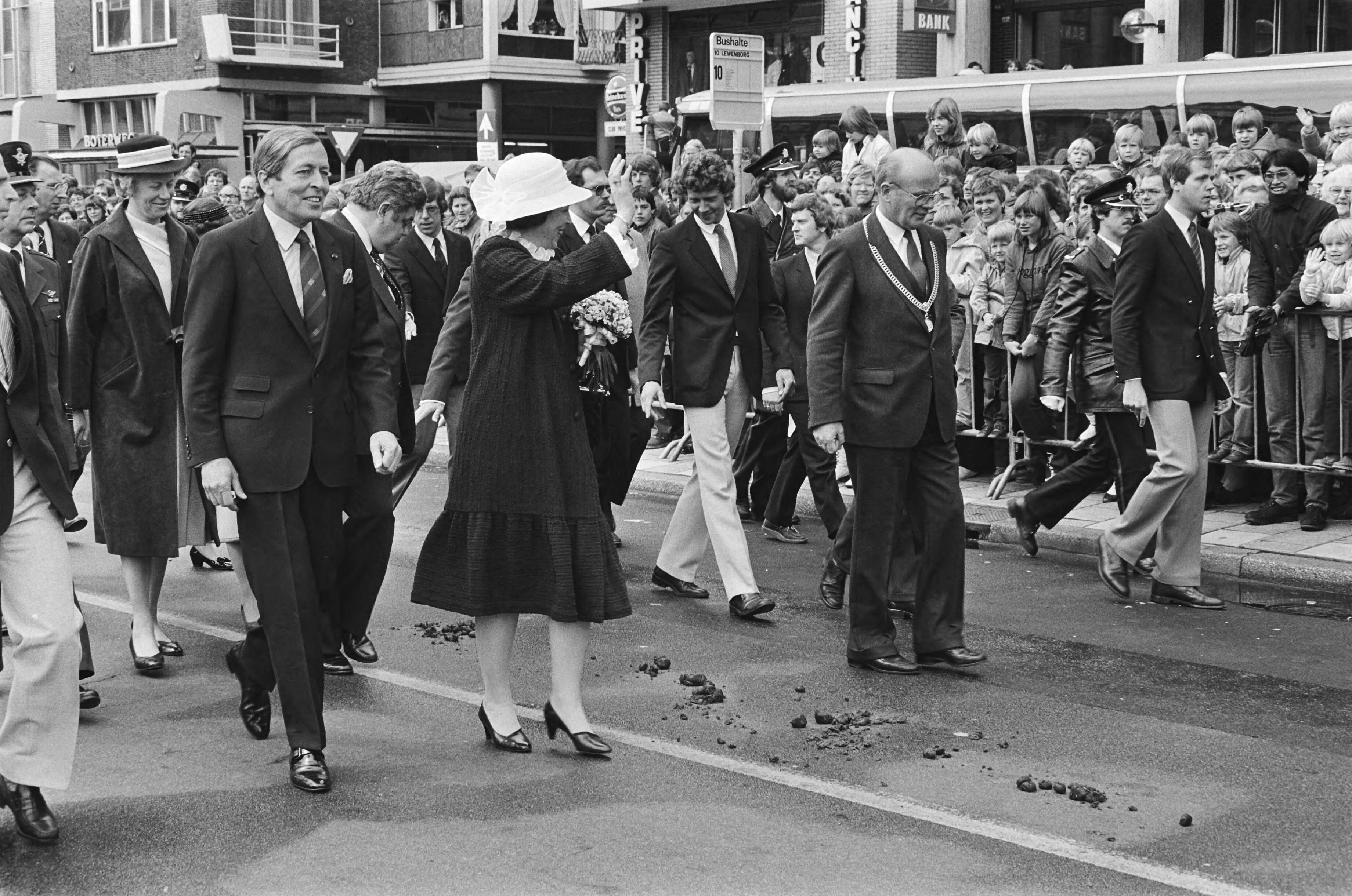 Fotocollectie Anefo — Koningin Beatrix en Prins Claus woonden de Centrale bevrijdingsmanifestatie in Groningen bij — Foto: Dijk, Hans van / Anefo. Licentie: Set B: Rechtenvrij / Publiek Domein. Bron: Nationaal Archief. http://hdl.handle.net/10648/ad16b16e-d0b4-102d-bcf8-003048976d84
