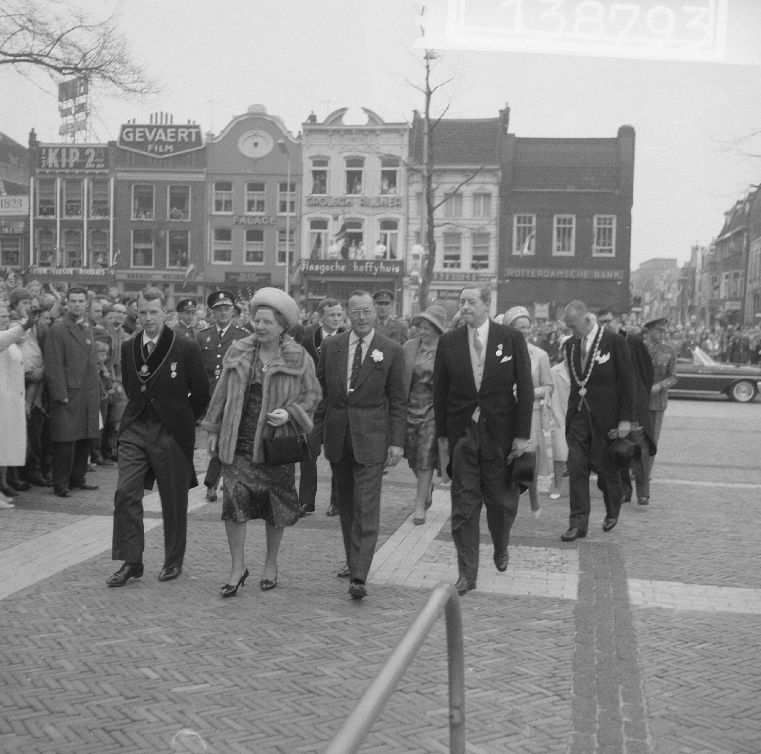 Koninklijk bezoek aan Utrecht (1962) — Koninklijk bezoek aan Utrecht — Foto: Merk, Ben / Anefo. Licentie: Set B: Rechtenvrij / Publiek Domein. Bron: Nationaal Archief. http://hdl.handle.net/10648/aa06a394-d0b4-102d-bcf8-003048976d84