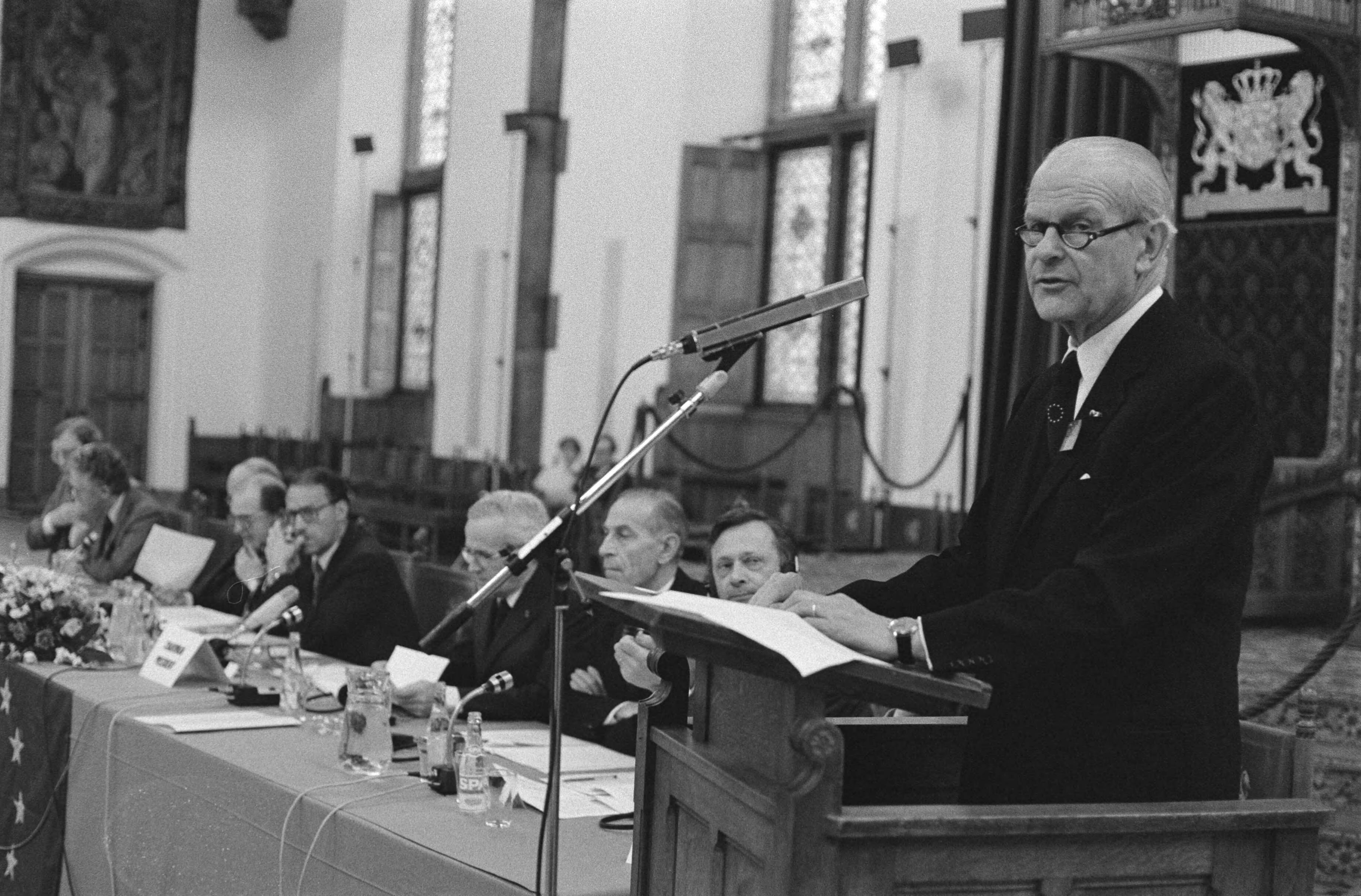 Fotocollectie Anefo — Raad van Europa hield in Den Haag 6e hoorzitting met als onderwerp "Innovatie, mededinging en politieke besluitvorming", H. de Koster — Foto: Dijk, Hans van / Anefo. Licentie: Set B: Rechtenvrij / Publiek Domein. Bron: Nationaal Archief. http://hdl.handle.net/10648/acf7df64-d0b4-102d-bcf8-003048976d84
