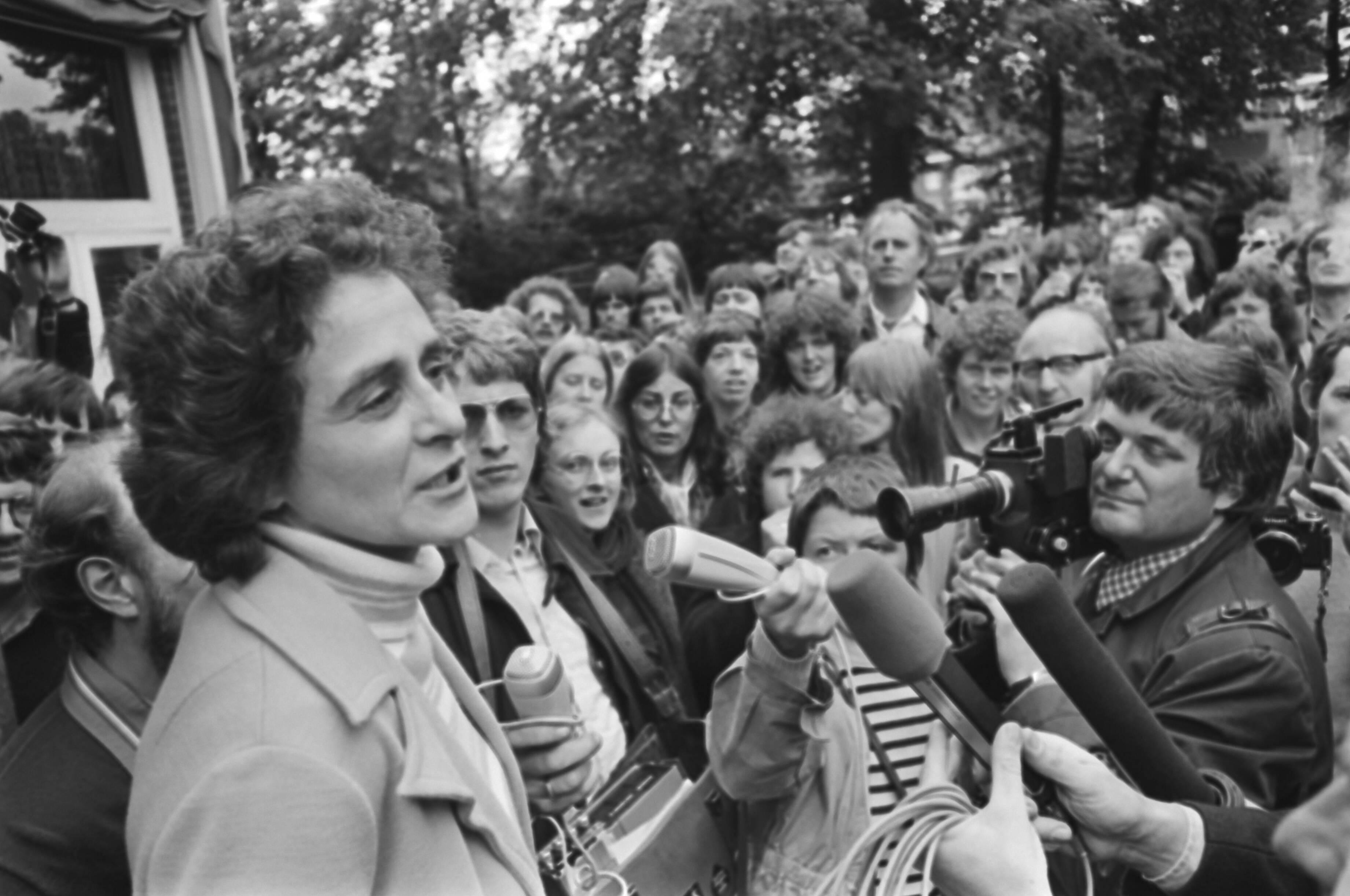 Uitspraak in Haarlem in verband met Bloemenhove — Voorzitter Anneke Goudsmit spreekt bezettende vrouwen bij Bloemenhove in Heemstede toe — Foto: Peters, Hans / Anefo. Licentie: Set B: Rechtenvrij / Publiek Domein. Bron: Nationaal Archief. http://hdl.handle.net/10648/ac853fd6-d0b4-102d-bcf8-003048976d84